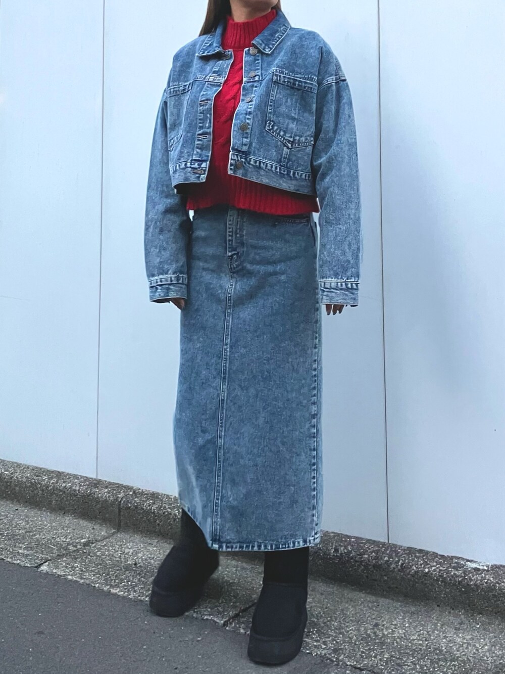 「大人カジュアル、カジュアルコーデ、クリスマスに着たい服、クリスマスコーデ、冬コーデ、休日スタイル、お出かけコーデ、赤、セットアップスタイル、デニムオンデニム、デニムスカート、デニムジャケット、ケーブルニット、ANAP、ムートンブーツ」｜「ANAPのバックスリットロングスカート【セットアップ対応】（デニムスカート、ブルー系）」を使った、Airiさん（レディース・163cm）の冬コーディネートの3枚目の写真