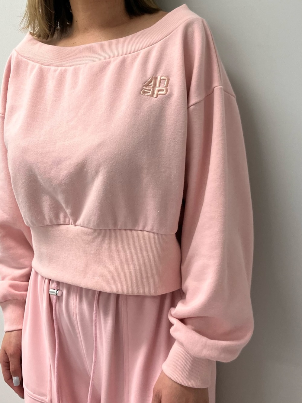 「カーゴパンツ、オフショル、ピンク、シルバー、パンプス、スウェット、春コーデ、カジュアルコーデ、パンツスタイル、ANAP、大人カジュアル、ワントーンコーデ、ピンクコーデ、シルバーシューズ、春色」｜「ANAPのAnap刺繍裏毛オフショルダープルオーバー（スウェット、ピンク系）」を使った、Airiさん（レディース・163cm）の春コーディネートの3枚目の写真