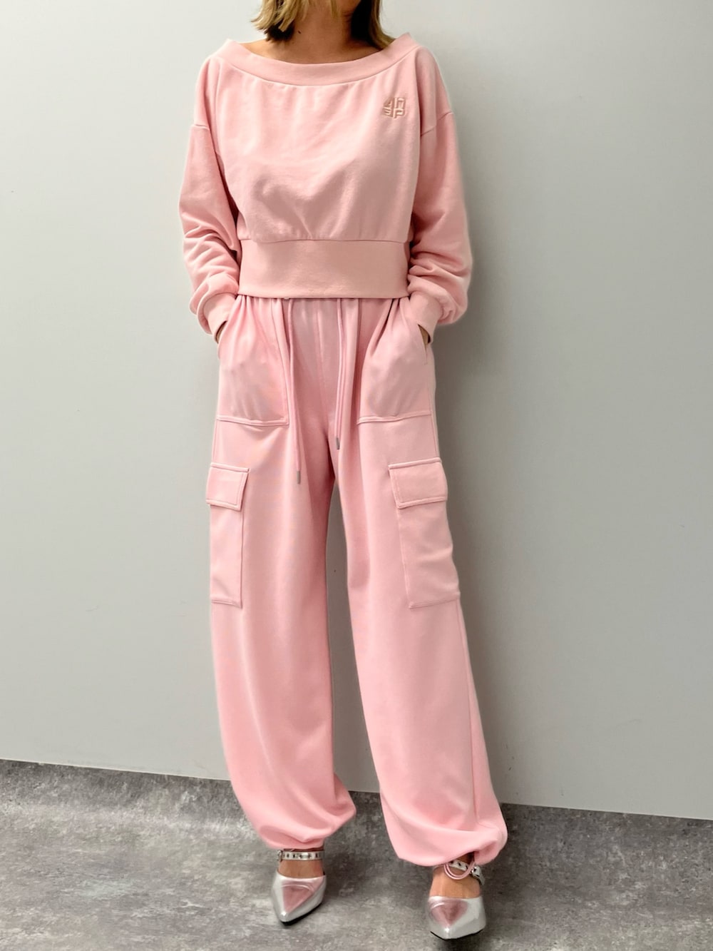 「カーゴパンツ、オフショル、ピンク、シルバー、パンプス、スウェット、春コーデ、カジュアルコーデ、パンツスタイル、ANAP、大人カジュアル、ワントーンコーデ、ピンクコーデ、シルバーシューズ、春色」｜「ANAPのAnap刺繍裏毛オフショルダープルオーバー（スウェット、ピンク系）」を使った、Airiさん（レディース・163cm）の春コーディネートの2枚目の写真