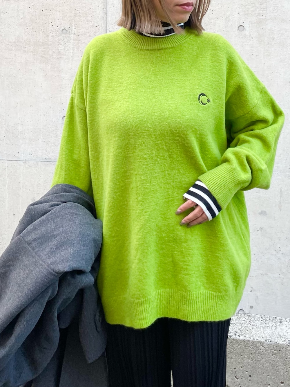 「冬コーデ、ニット、休日スタイル、ロングコート、レイヤードスタイル、タートルネック、カジュアルスタイル、オトナ女子、カラーニット、きれいめカジュアル、大人ファッション、オトナカジュアル、ANAP」｜「ANAPのスタンドカラーボリュームスリーブロングコート（ステンカラーコート、グレー系）」を使った、Airiさん（レディース・163cm）の冬コーディネートの4枚目の写真