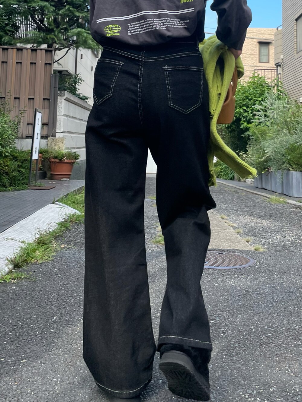 「秋服まるっと大公開、秋服、秋コーデ、ロンT、カーディガン、デニムパンツ、デニム、秋先取りコーデ、オーバーサイズ、ANAP、ライムグリーン、ハンドバッグ、大人カジュアル、カジュアルコーデ、デニムっていいよね」｜「ANAPの4パターングラフィックロングスリーブTシャツ（Tシャツ/カットソー、ブラック系）」を使った、Airiさん（レディース・163cm）の秋コーディネートの3枚目の写真