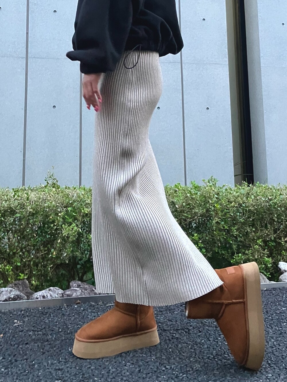 ホワイト系のTシャツ/カットソー、ブラック系のスウェット、ベージュ系のブーツを着用したレディースの秋コーディネートの3枚目の写真