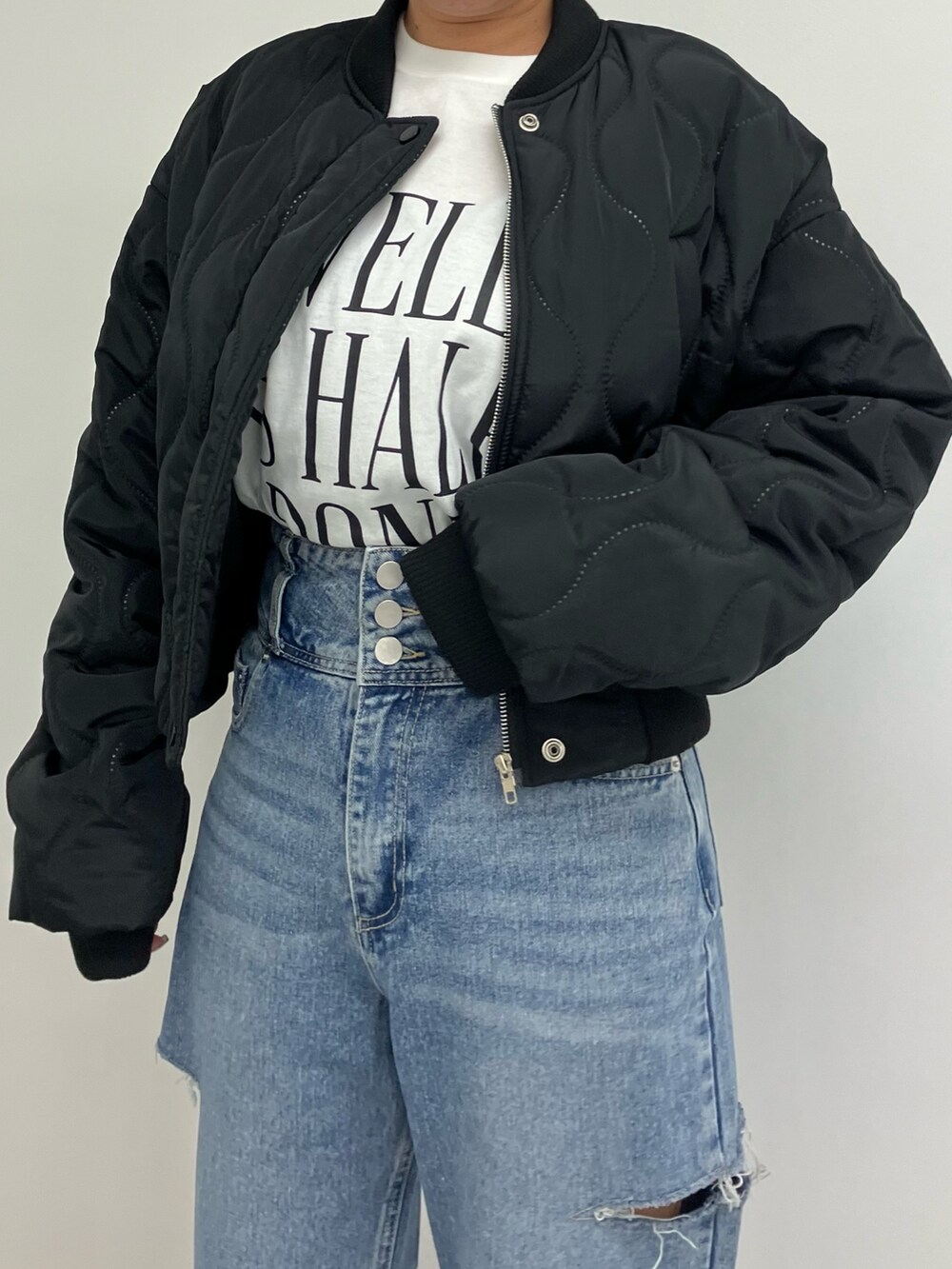 「デニム、デニムパンツ、キルティング、ショートジャケット、ブルゾン、ロンT、新作、ハイウエスト、ハイウエストデニム、カジュアルコーデ、大人カジュアル、シンプルコーデ、ANAP、ブーツ、オトナ女子」｜「ANAPのサイドゴアショートブーツ（ブーツ、ブラック系）」を使った、Airiさん（レディース・163cm）の冬コーディネートの3枚目の写真
