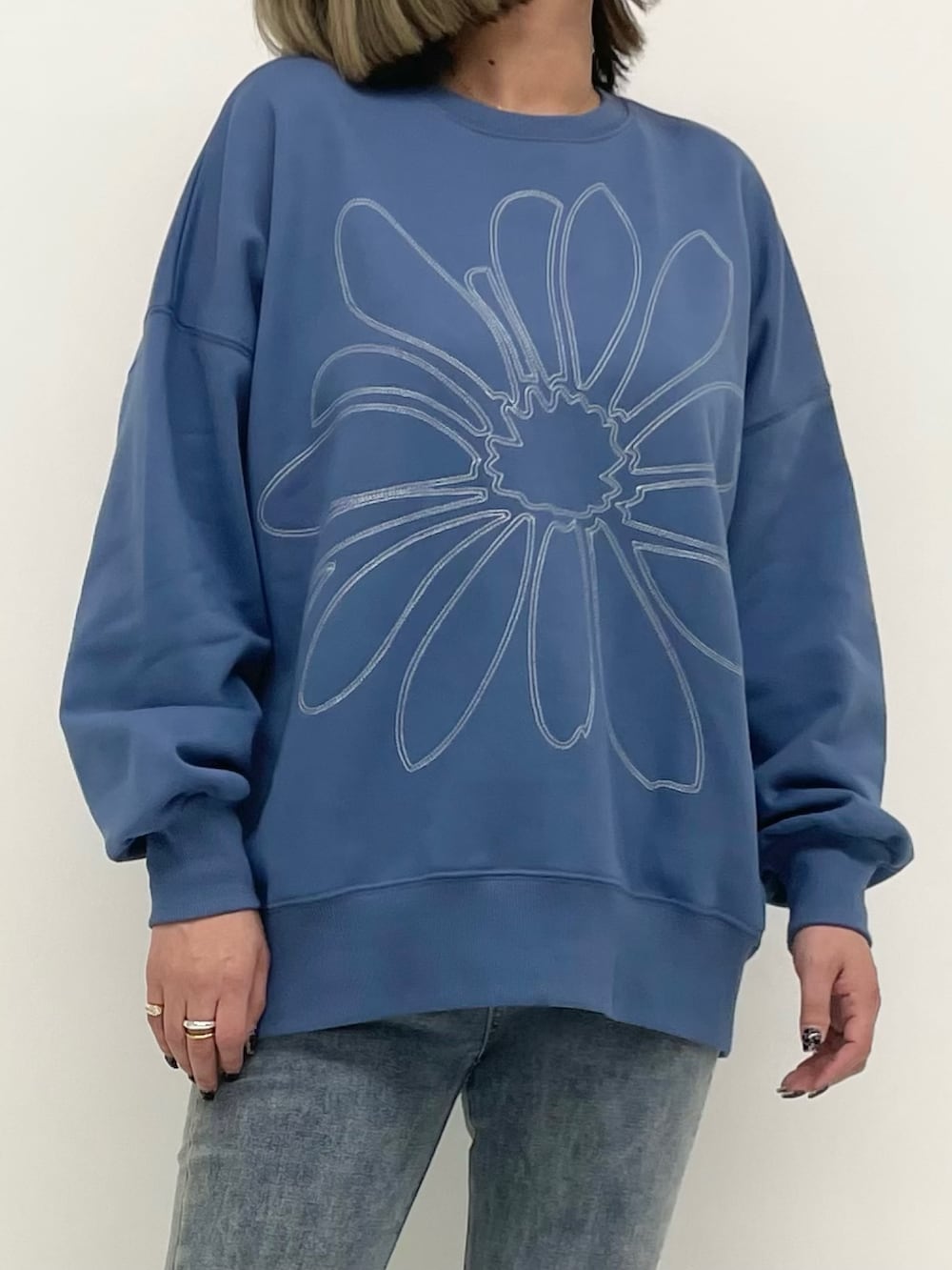 「春色、今日のコーデ、春服、パンツスタイル、休日スタイル、オトナカジュアル、スウェット、ワントーンコーデ、ブルーコーデ、カジュアルコーデ、ANAP、anap mimpi、デニム、デニムコーデ」｜「TEN.のSILVER925 18KGP クロスリング（リング、シルバー系）」を使った、Airiさん（レディース・163cm）の冬コーディネートの3枚目の写真
