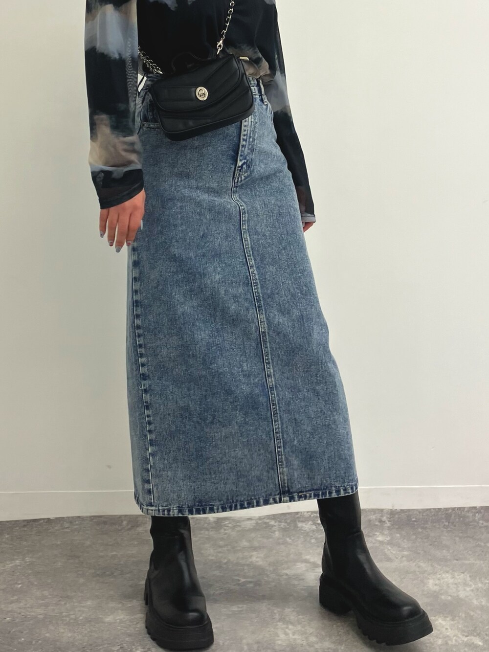 「レイヤードスタイル、ブーツ、クリスマスに着たい服、ロングコート、冬アウター、コート、デニム、ピンク、デニムスカート、ANAP、ロングブーツ、着回しコーデ、大人カジュアル、きれい目カジュアル、シアートップス」｜「ANAPのサイドゴアロングブーツ（ブーツ、ブラック系）」を使った、Airiさん（レディース・163cm）の冬コーディネートの6枚目の写真