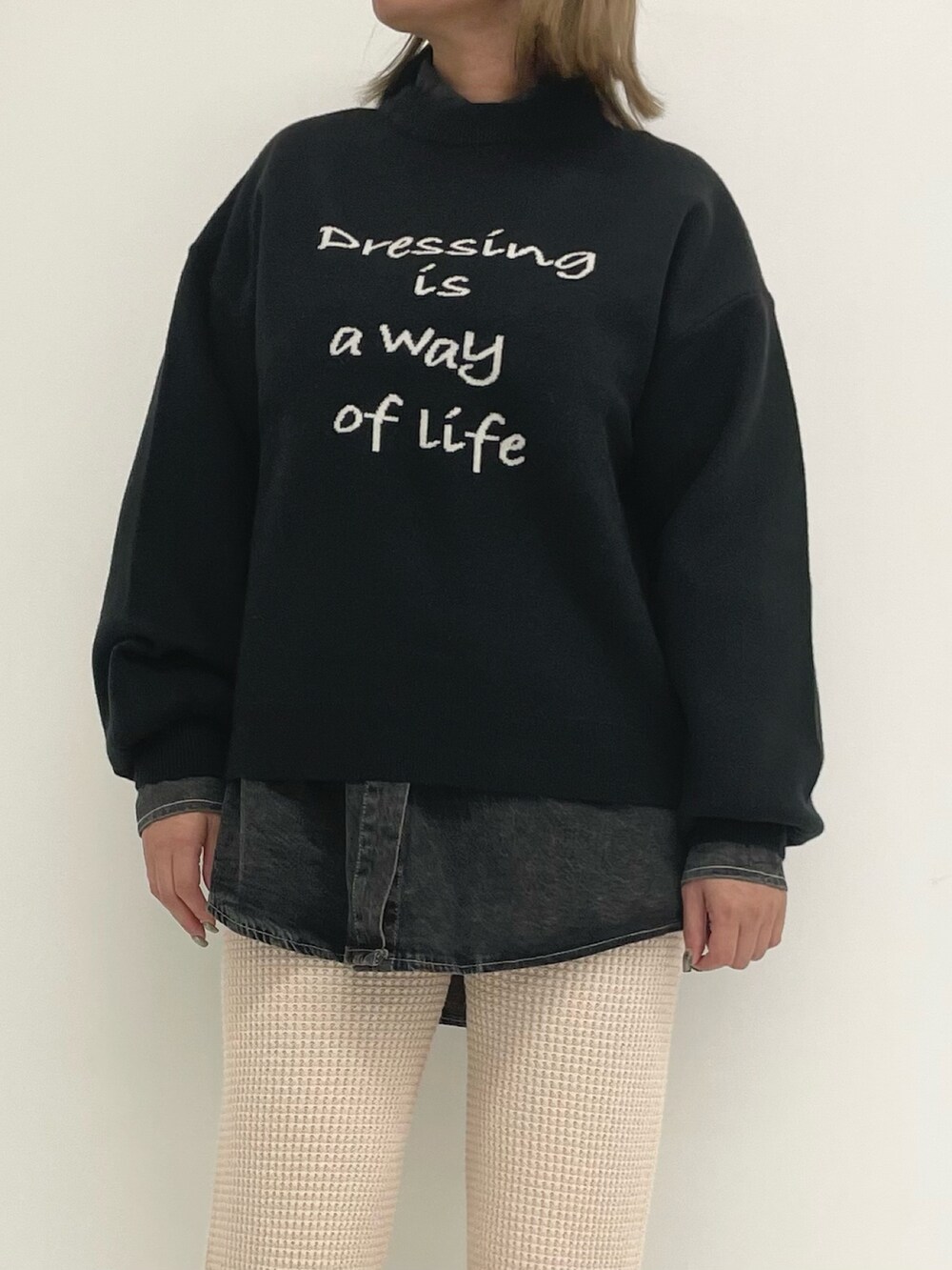 「秋コーデ、お出かけコーデ、モノトーン、ニット、秋アウター、秋のコーデ、大人コーデ、秋服コーデ、ニットコーデ、パンツスタイル、ANAP」｜「ANAPのナイロンロングコート（ナイロンジャケット、ブラック系）」を使った、Airiさん（レディース・163cm）の秋コーディネートの3枚目の写真