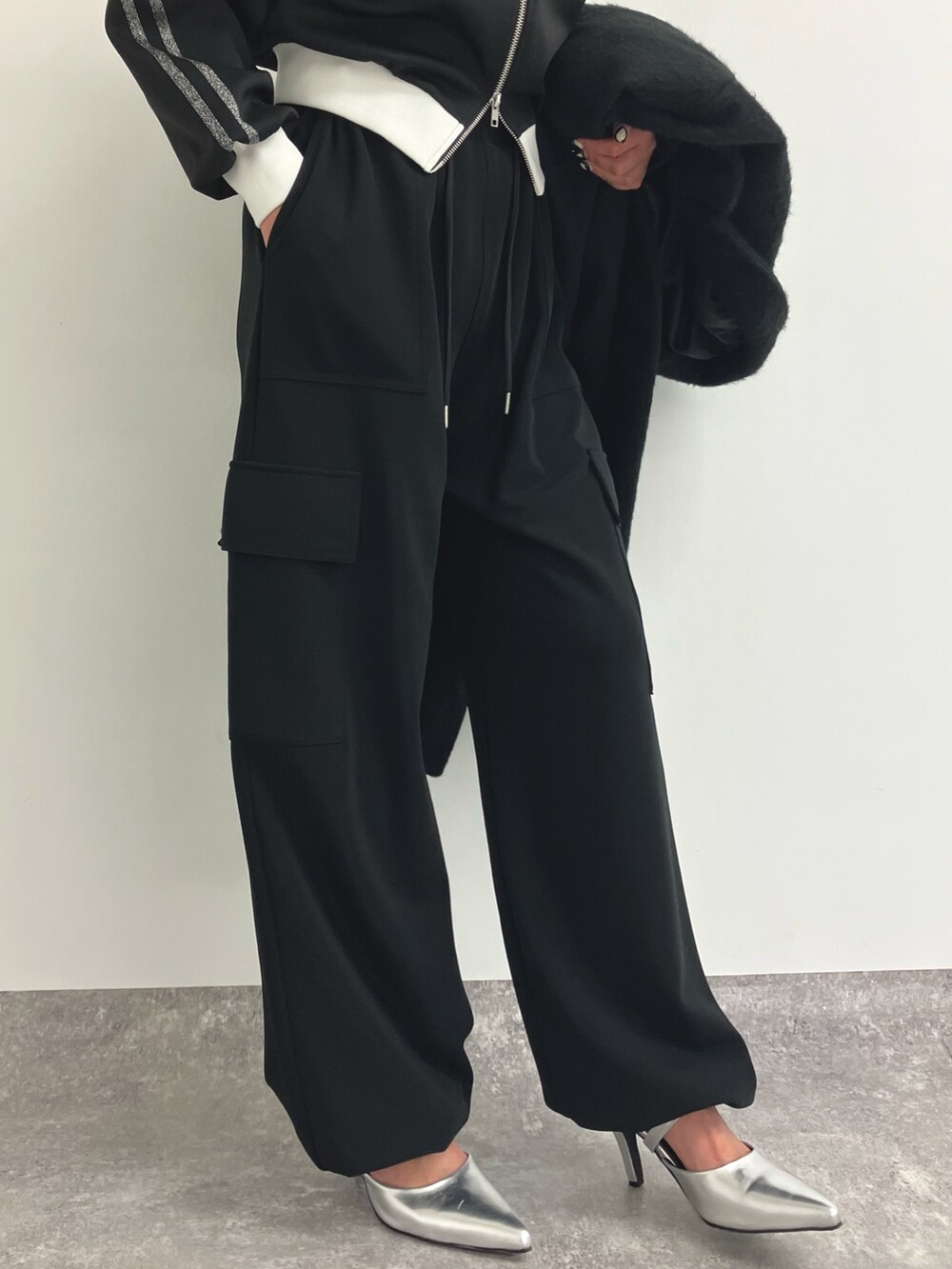 「モノトーン、モノトーンコーデ、トラックジャケット、カーゴパンツ、ブラック、シャギーコート、チェスターコート、冬コーデ、タートルネック、冬アウター、スポーツミックス、カジュアルコーデ、大人カジュアル、パンプス、ANAP」｜「ANAPの袖タックシャギーチェスターコート（チェスターコート、ブラック系）」を使った、Airiさん（レディース・163cm）の冬コーディネートの5枚目の写真