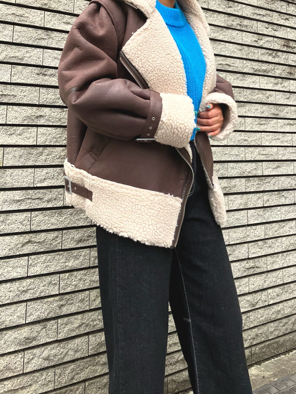 「ファッションを楽しもう、デニム、ブラウン、きれいめカジュアル、冬コーデ、ブーツ、冬アウター、休日スタイル、おでかけコーデ、大人カジュアル、ムートンコート、アウター、デニムパンツ、カジュアルコーデ、秋冬コーデ」｜「ANAPのサイドゴアショートブーツ（ブーツ、ブラウン系）」を使った、Airiさん（レディース・163cm）の秋コーディネートの5枚目の写真