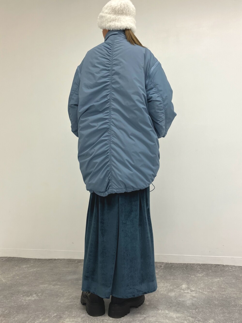 「ワンピース、冬アウター、クリスマスに着たい服、ニット帽、お出かけコーデ、ベロアワンピース、キャミワンピ、キーネック、リブニット、モンスターコート、ロングブーツ、アウター、ANAP、大人カジュアル、大人コーデ」｜「ANAPの2WAYエコクラウド中綿モンスターコート（ダウンジャケット/コート、ブルー系）」を使った、Airiさん（レディース・163cm）の冬コーディネートの2枚目の写真