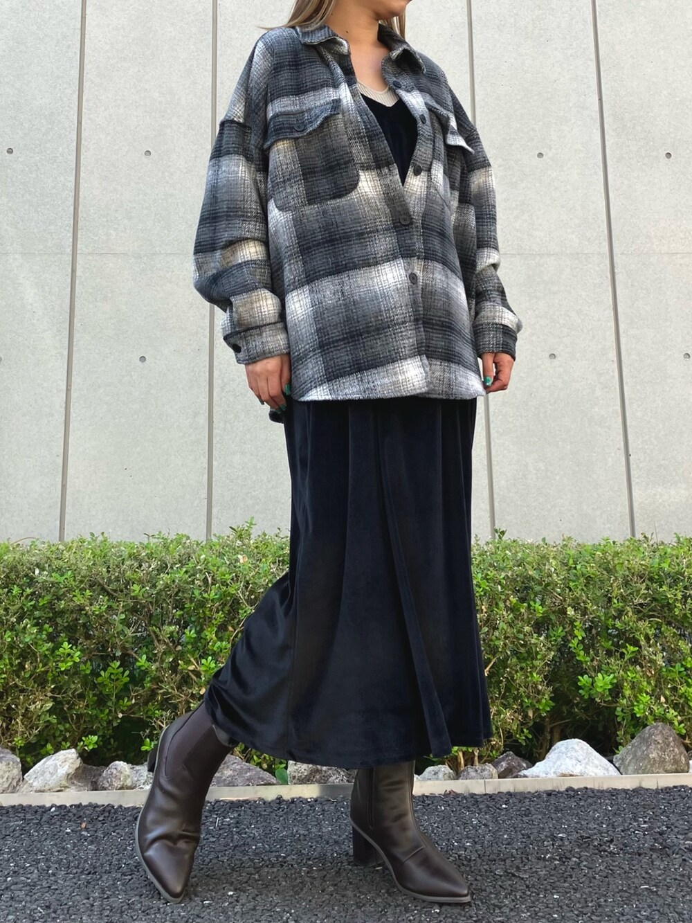 「キャミワンピ、ベロアワンピース、キーネック、リブニット、レイヤードスタイル、ファッションを楽しもう、着回しコーデ、チェックシャツ、ショートブーツ、きれいめカジュアル、大人カジュアル、シャツスタイル、ANAP、秋コーデ、ブーツ」｜「ANAPのキーネックリブニットトップス（ニット/セーター、ベージュ系）」を使った、Airiさん（レディース・163cm）の秋コーディネートの3枚目の写真