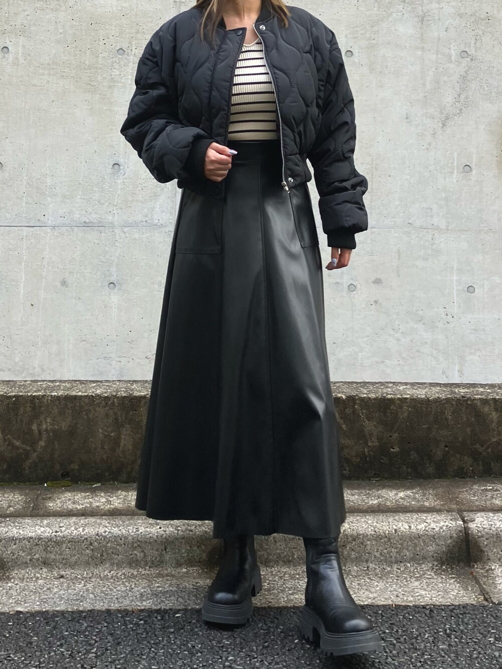 「冬アウター、休日スタイル、クリスマスに着たい服、クリスマスコーデ、きれいめカジュアル、大人カジュアル、フレアスカート、リブニット、キーネック、着回しコーデ、ANAP、ブルゾン、キルティング、ロングブーツ、大人コーデ」｜「ANAPのキーネックリブニットトップス（ニット/セーター、ホワイト系）」を使った、Airiさん（レディース・163cm）の冬コーディネートの4枚目の写真