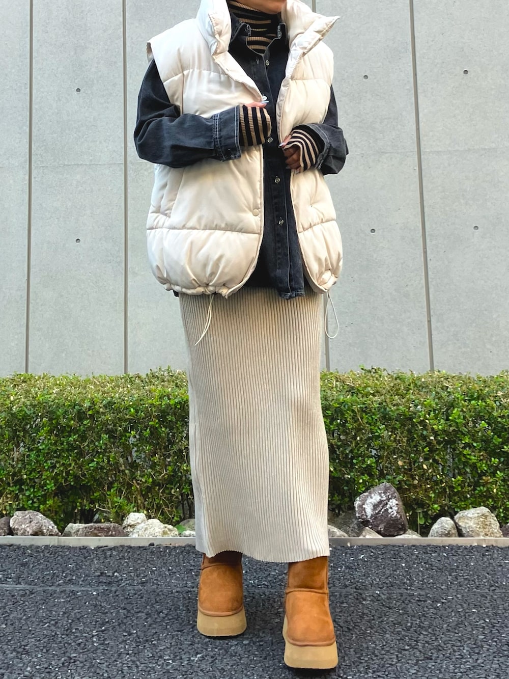 「冬アウター、休日スタイル、クリスマスに着たい服、クリスマスコーデ、きれいめカジュアル、ロングスカート、タートルネック、デニムシャツ、レイヤードスタイル、リブニット、タイトスカート、ニットスカート、ANAP、ムートンブーツ、冬コーデ」｜「ANAPのラメ糸リブニットスカート【セットアップ対応】（スカート、ベージュ系）」を使った、Airiさん（レディース・163cm）の冬コーディネートの2枚目の写真