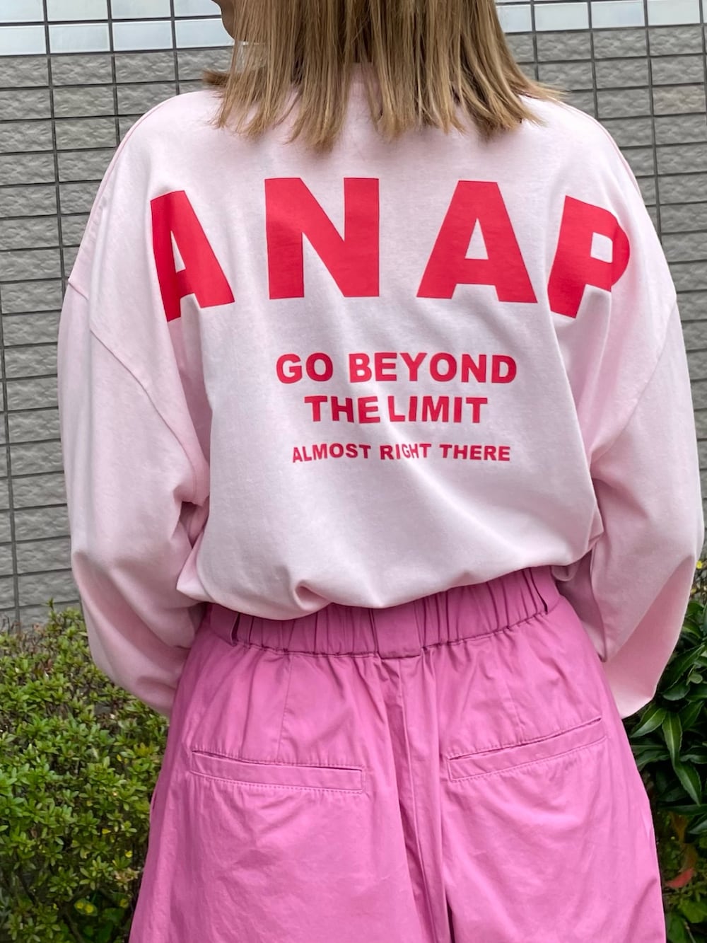 「Dickies、ANAP、パンツスタイル、カラーコーデ、プリントT、パステルカラー、お出かけコーデ、春夏コーデ、ワントーンコーデ、ピンク、ピンクコーデ、カジュアルスタイル、カジュアル、大人カジュアル」｜「DickiesのDICKIES コットンダンプサイドポケットバルーンパンツ（その他パンツ、ピンク系）」を使った、Airiさん（レディース・163cm）の春コーディネートの4枚目の写真