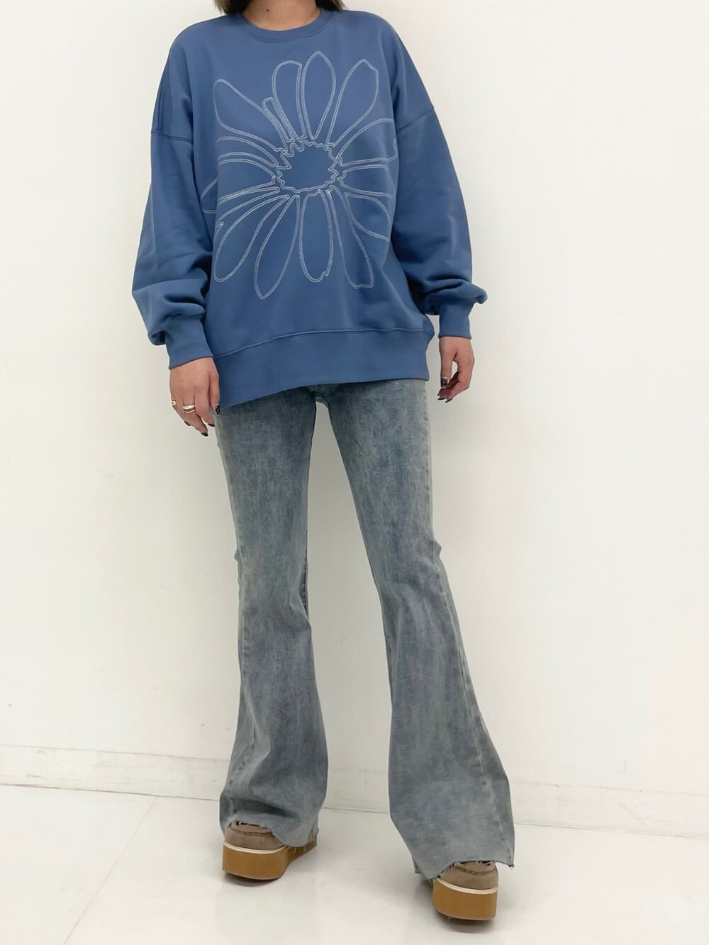 「春色、今日のコーデ、春服、パンツスタイル、休日スタイル、オトナカジュアル、スウェット、ワントーンコーデ、ブルーコーデ、カジュアルコーデ、ANAP、anap mimpi、デニム、デニムコーデ」｜「TEN.のSILVER925 18KGP クロスリング（リング、シルバー系）」を使った、Airiさん（レディース・163cm）の冬コーディネートの2枚目の写真