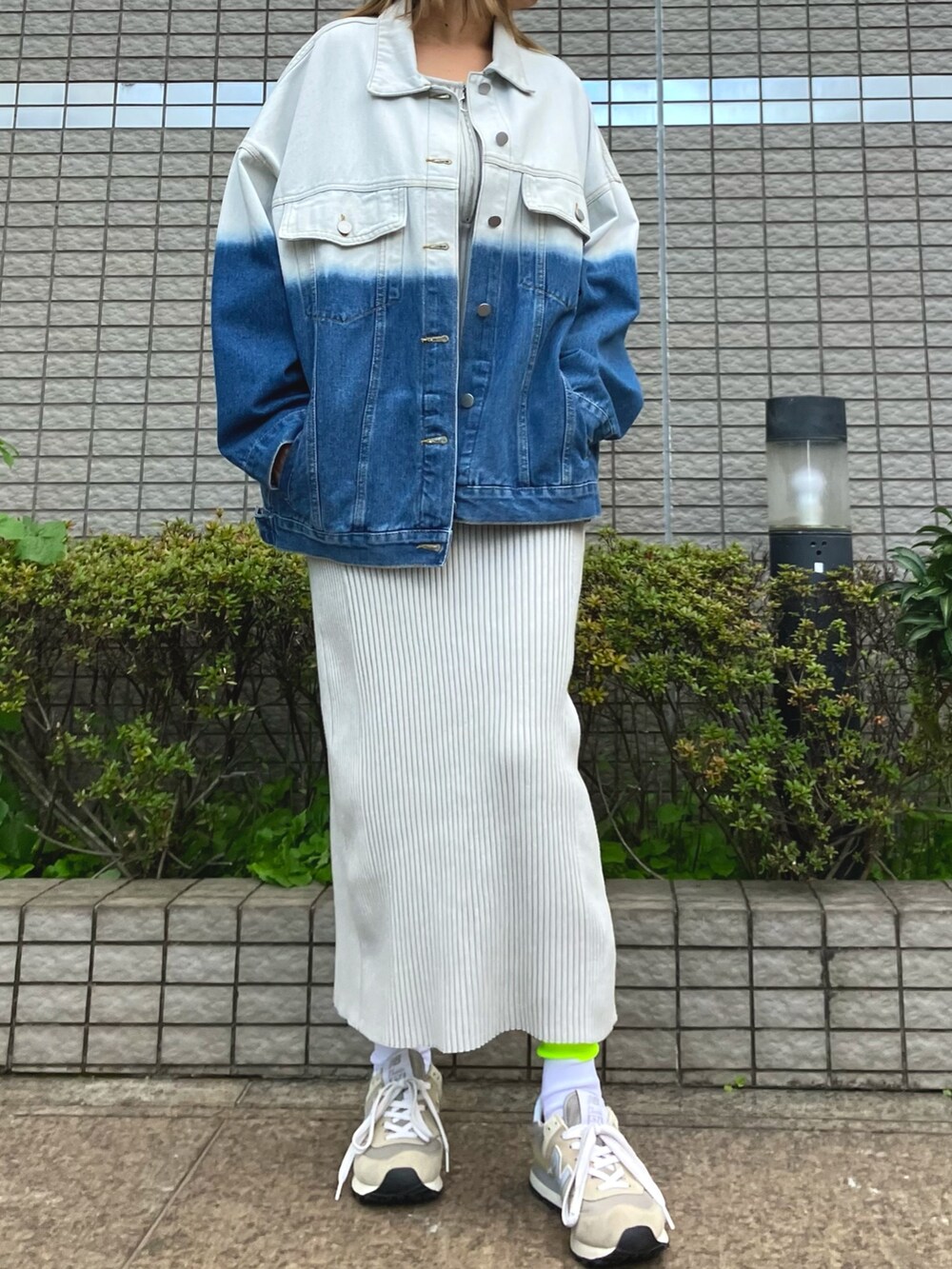 「春アウター、大人カジュアル、スニーカー、お出かけコーデ、春服コーデ、デニム、デニムジャケット、ワンピース、ワンピーススタイル、ロングワンピース、カジュアル、シンプルコーデ、スニーカーコーデ、ANAP、春コーデ」｜「ANAPのグラデーションデニムジャケット（デニムジャケット、ブルー系）」を使った、Airiさん（レディース・163cm）の春コーディネートの2枚目の写真