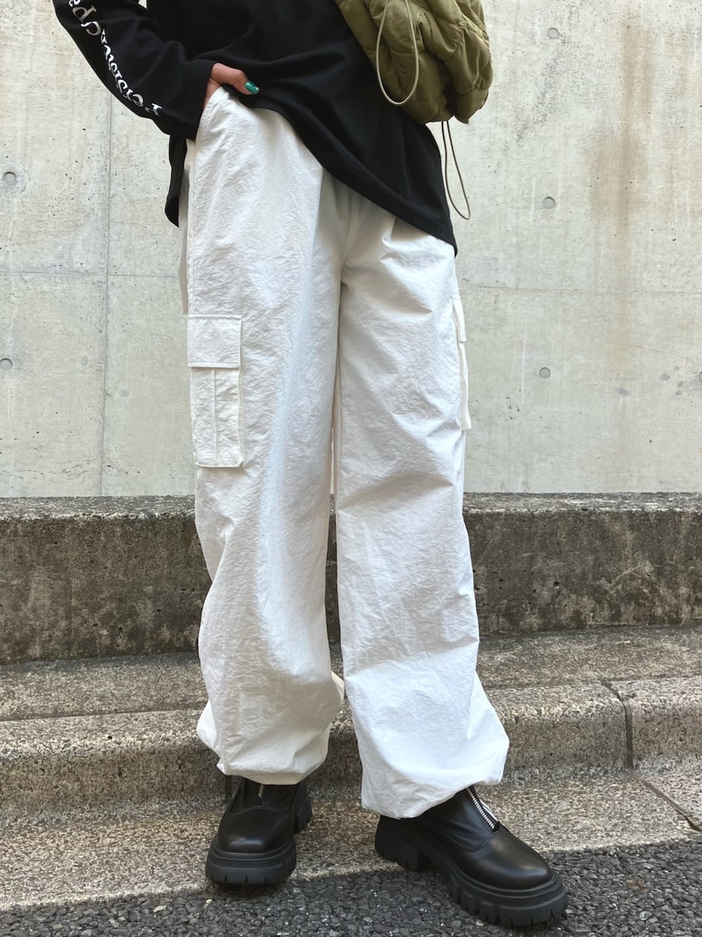「スポーツミックス、ファッションを楽しもう、カーゴパンツ、ロンT、ブーツ、お出かけコーデ、ブーツスタイル、大人カジュアル、スポーツカジュアル、秋コーデ、ANAP、袖プリント、ショルダーバッグ、ストリート、休日スタイル」｜「ANLIBERTY ANAPのアイテム（ブーツ、ブラック系）」を使った、Airiさん（レディース・163cm）の秋コーディネートの3枚目の写真