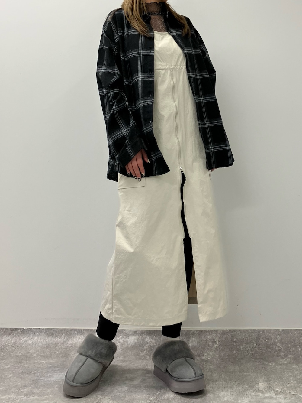 「レイヤードスタイル、モノトーン、パンツスタイル、シアートップス、レギンスパンツ、キャミワンピ、ワンピース、チェックシャツ、大人カジュアル、大人コーデ、タートルネック、レイヤード、ANAP、お出かけコーデ、着回しコーデ」｜「ANAPの起毛チェックシャツ（シャツ/ブラウス、ブラック系）」を使った、Airiさん（レディース・163cm）の冬コーディネートの2枚目の写真