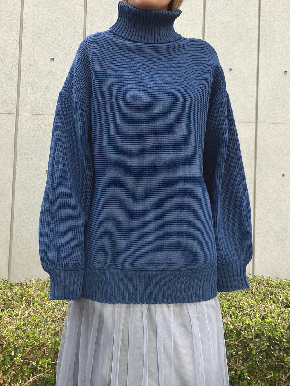 「お出かけコーデ、きれいめカジュアル、タートルネック、冬コーデ、ブーツ、休日スタイル、ニット、チュールスカート、ロングスカート、スカートスタイル、大人カジュアル、大人コーデ、ANAP、ムートンブーツ、大人可愛い」｜「ANAPの厚底ムートンブーツ（ブーツ、ブラック系）」を使った、Airiさん（レディース・163cm）の冬コーディネートの3枚目の写真