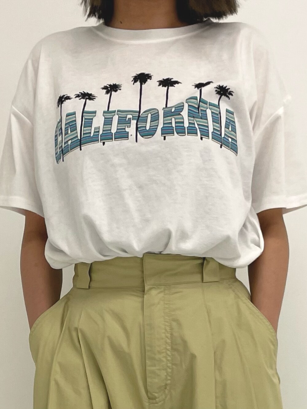 「オトナカジュアル、カジュアルコーデ、夏コーデ、休日スタイル、フェスコーデ、リラックススタイル、夏だ！Tシャツ着よう！、白Tシャツ、Tシャツ、スニーカー、スニーカーコーデ、パンツスタイル、VANS、Dickies、ANAP」｜「DickiesのDICKIES コットンダンプサイドポケットバルーンパンツ（その他パンツ、ベージュ系）」を使った、Airiさん（レディース・163cm）の夏コーディネートの3枚目の写真