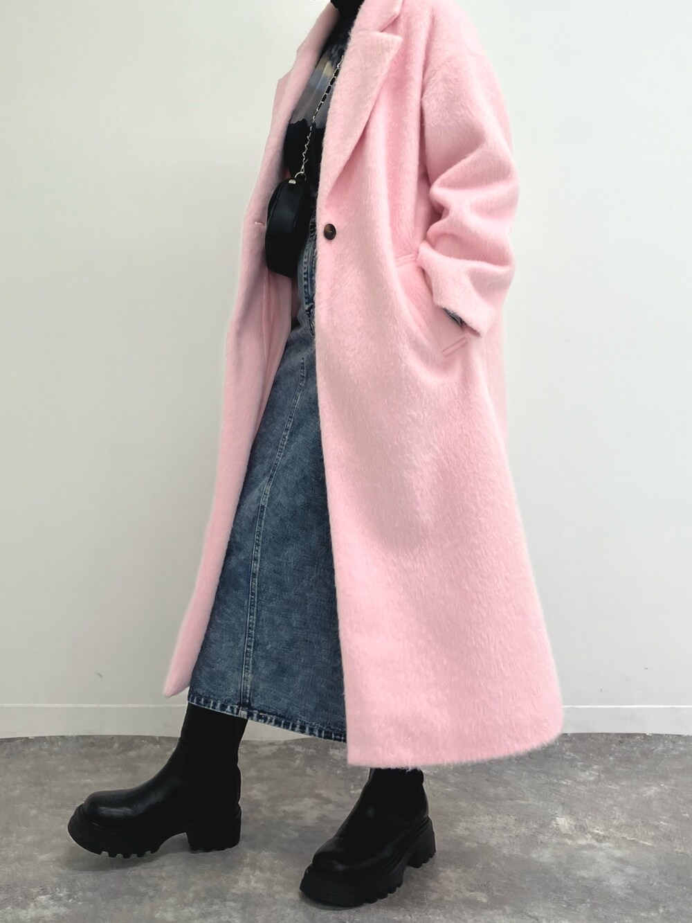 「レイヤードスタイル、ブーツ、クリスマスに着たい服、ロングコート、冬アウター、コート、デニム、ピンク、デニムスカート、ANAP、ロングブーツ、着回しコーデ、大人カジュアル、きれい目カジュアル、シアートップス」｜「ANAPのサイドゴアロングブーツ（ブーツ、ブラック系）」を使った、Airiさん（レディース・163cm）の冬コーディネートの2枚目の写真