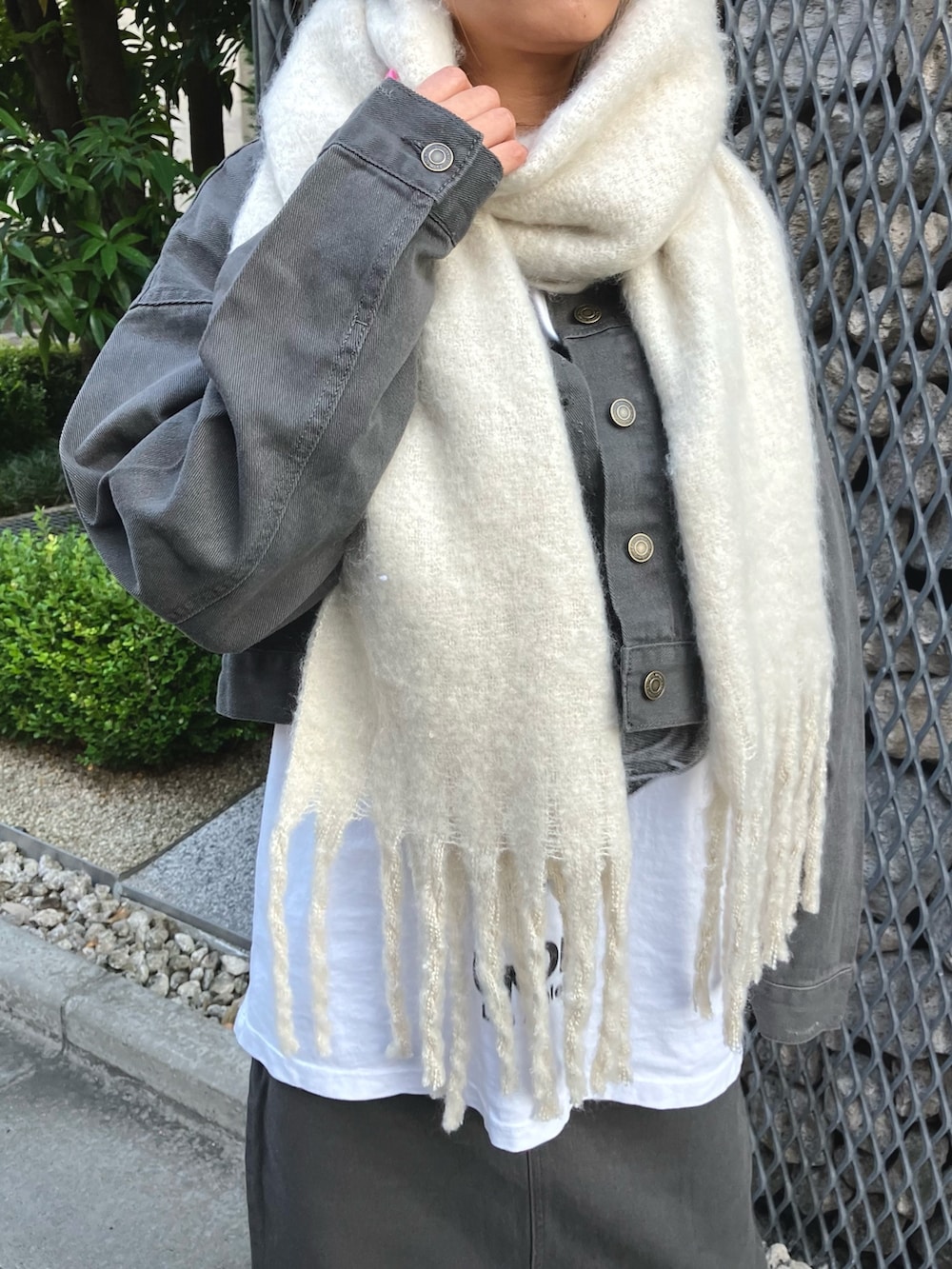 「大人カジュアル、秋冬コーデ、セットアップ、デニム、デニムジャケット、デニムスカート、デニムセットアップ、デニムオンデニム、タイトスカート、スリッポン、ムートン、ストール、ANAP、秋服、厚底シューズ」｜「ANAPのフリンジ大判ストール（ストール/ショール、ベージュ系）」を使った、Airiさん（レディース・163cm）の秋コーディネートの2枚目の写真
