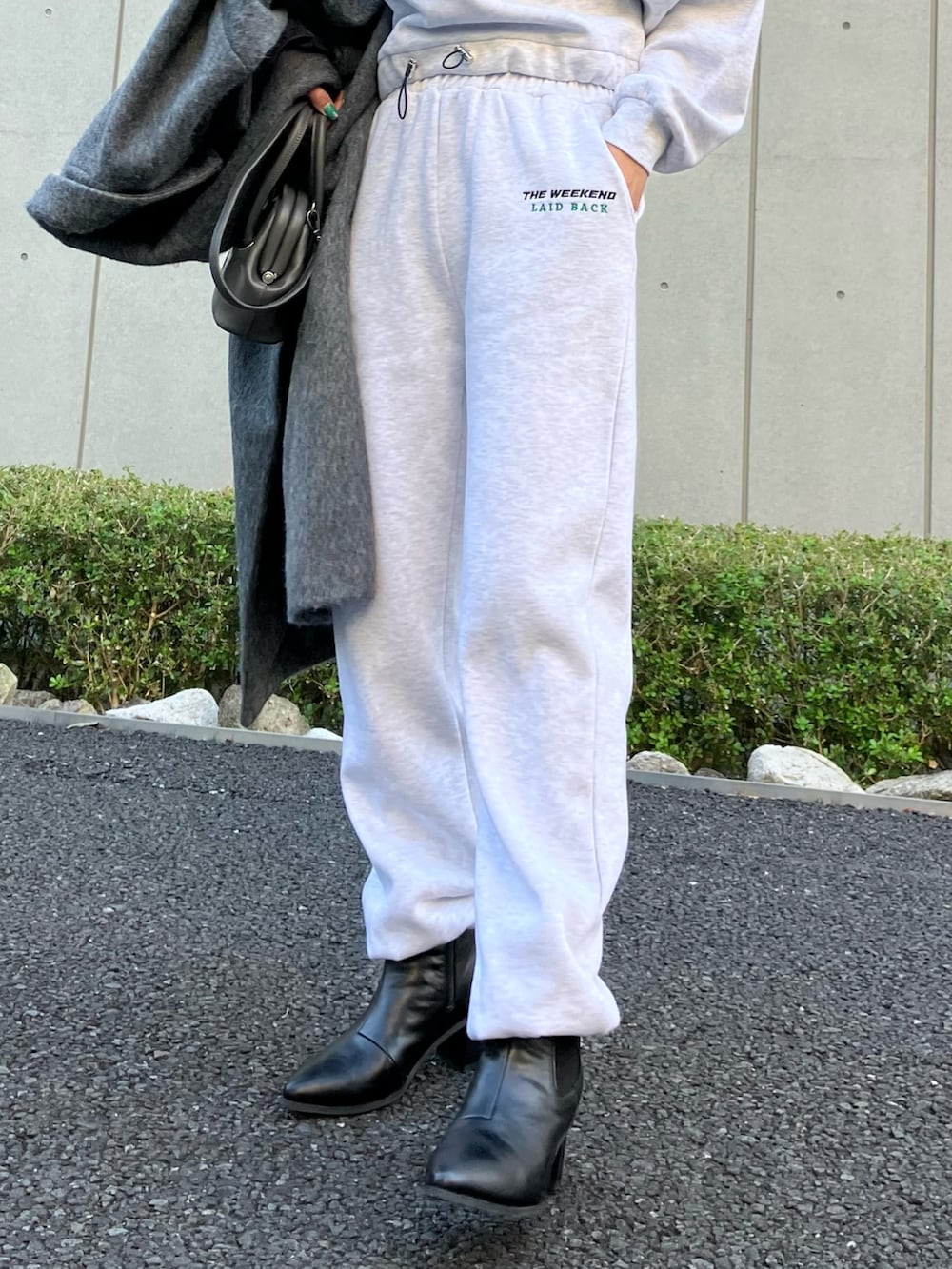 「ファッションを楽しもう、コート、冬コーデ、ブーツ、スウェット、セットアップ、スウェットパンツ、冬アウター、大人カジュアル、秋冬コーデ、ショートブーツ、パーカー、休日スタイル、大人コーデ、ANAP」｜「ANAPのワンポイント刺繍裏起毛スウェットジョガーパンツ【親子お（スウェットパンツ、グレー系）」を使った、Airiさん（レディース・163cm）の秋コーディネートの5枚目の写真
