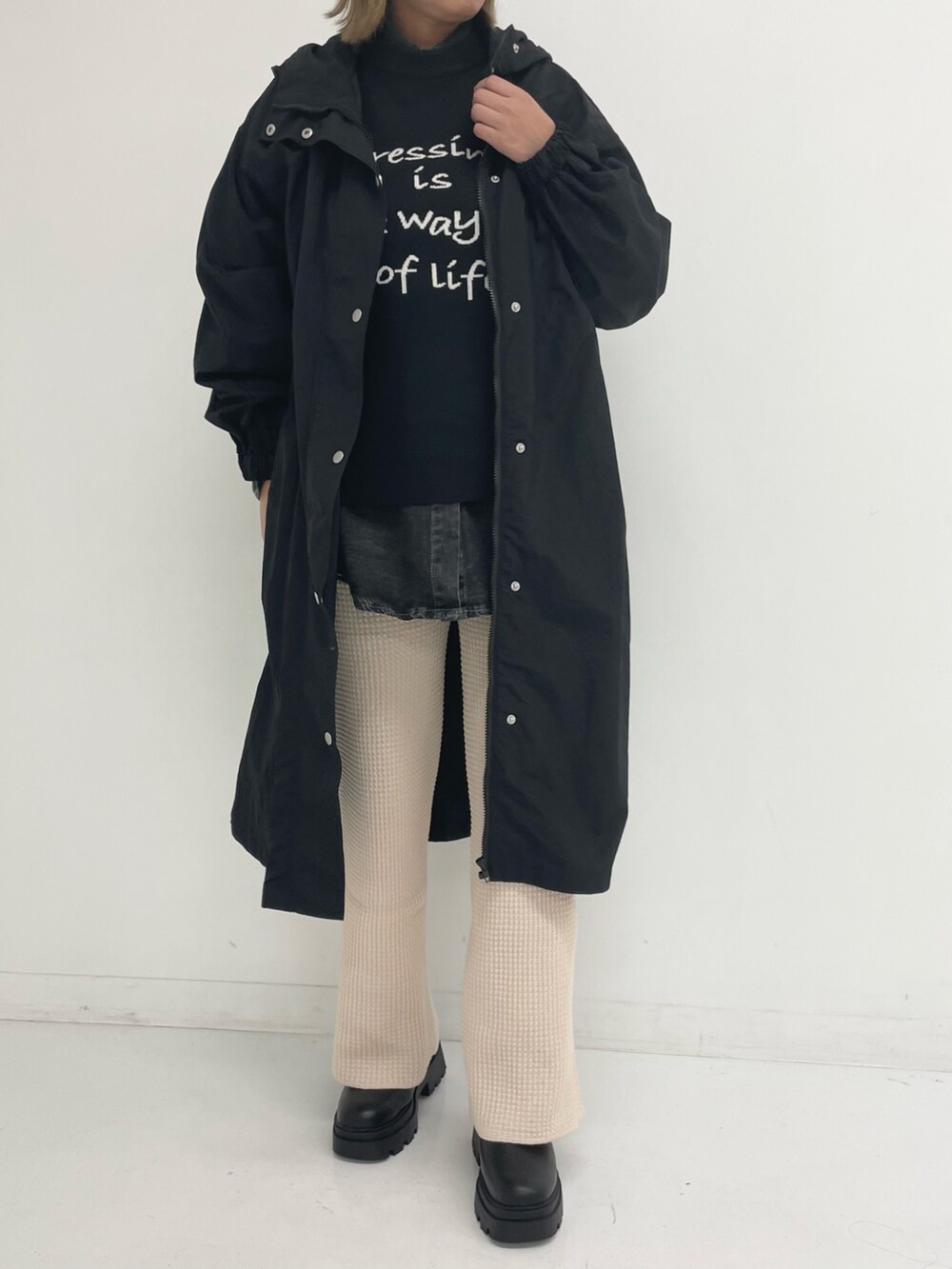 「秋コーデ、お出かけコーデ、モノトーン、ニット、秋アウター、秋のコーデ、大人コーデ、秋服コーデ、ニットコーデ、パンツスタイル、ANAP」｜「ANAPのナイロンロングコート（ナイロンジャケット、ブラック系）」を使った、Airiさん（レディース・163cm）の秋コーディネートの2枚目の写真