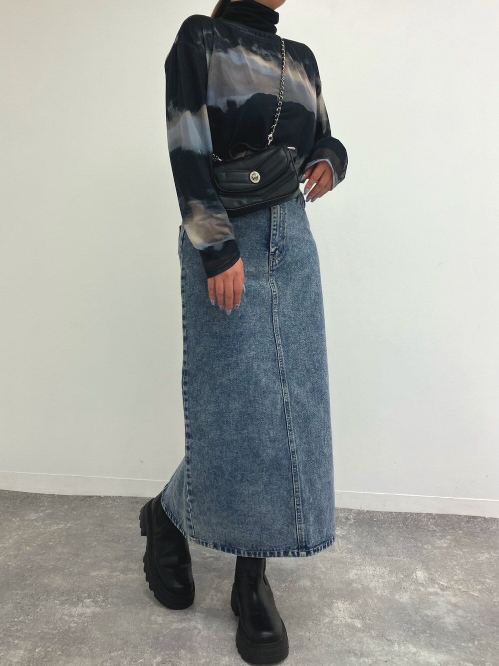 「レイヤードスタイル、ブーツ、クリスマスに着たい服、ロングコート、冬アウター、コート、デニム、ピンク、デニムスカート、ANAP、ロングブーツ、着回しコーデ、大人カジュアル、きれい目カジュアル、シアートップス」｜「ANAPのサイドゴアロングブーツ（ブーツ、ブラック系）」を使った、Airiさん（レディース・163cm）の冬コーディネートの3枚目の写真