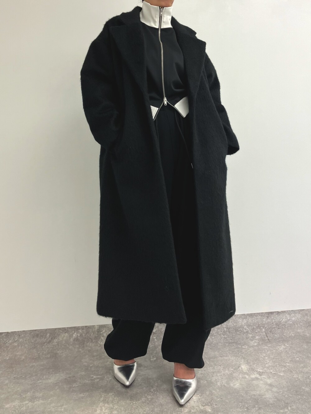 「モノトーン、モノトーンコーデ、トラックジャケット、カーゴパンツ、ブラック、シャギーコート、チェスターコート、冬コーデ、タートルネック、冬アウター、スポーツミックス、カジュアルコーデ、大人カジュアル、パンプス、ANAP」｜「ANAPの袖タックシャギーチェスターコート（チェスターコート、ブラック系）」を使った、Airiさん（レディース・163cm）の冬コーディネートの2枚目の写真