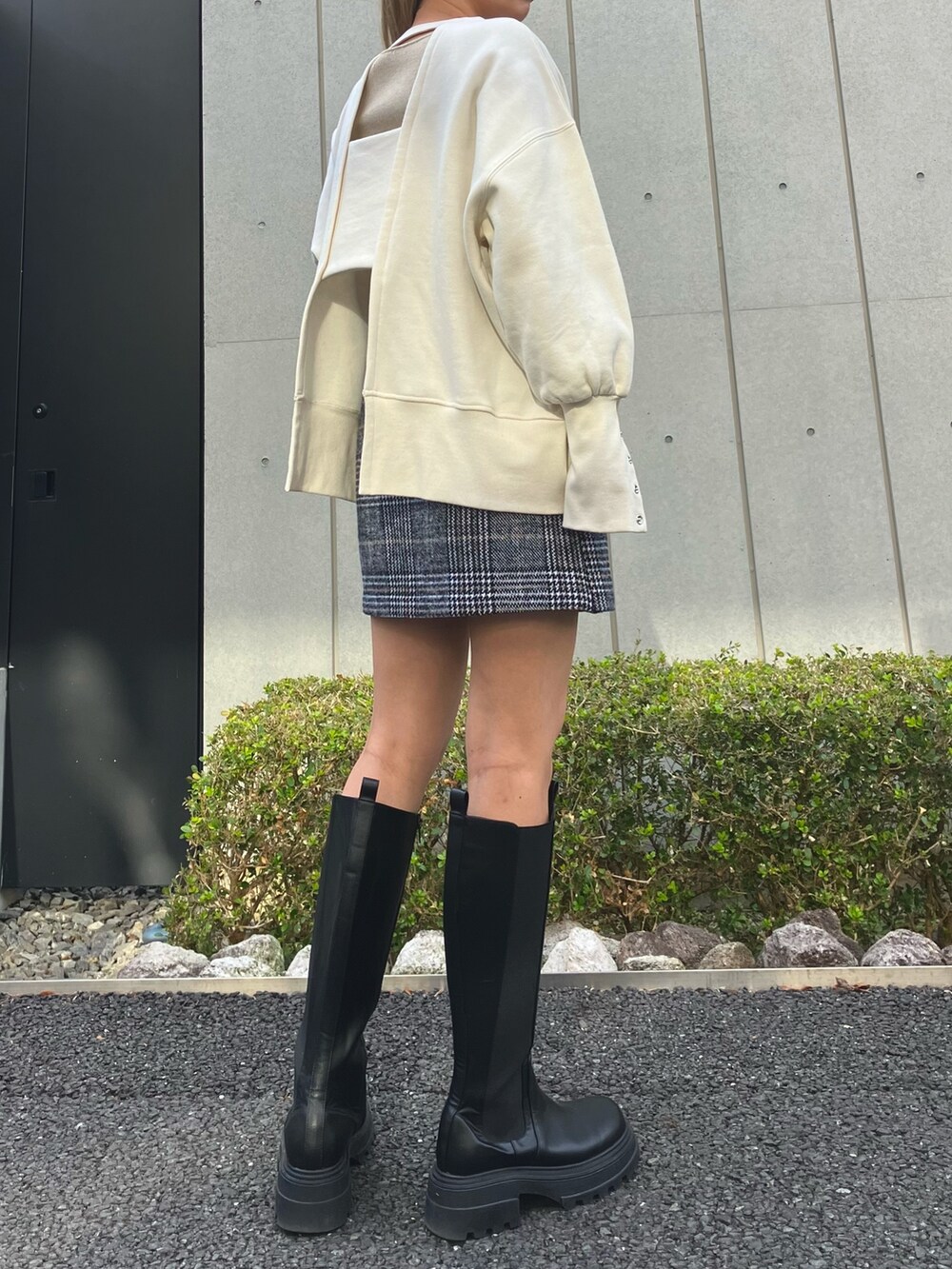 「きれいめカジュアル、ブーツ、チェック、スウェット、お出かけコーデ、キーネック、リブニット、ミニスカート、ロングブーツ、ANAP、大人カジュアル、大人コーデ、大人女子、冬コーデ、カジュアルガーリー」｜「ANAPのサイドゴアロングブーツ（ブーツ、ブラック系）」を使った、Airiさん（レディース・163cm）の冬コーディネートの2枚目の写真