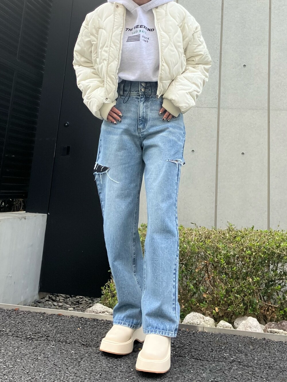 「デニム、冬コーデ、キルティング、パーカー、クロップドトップス、お出かけコーデ、オトナカジュアル、大人カジュアル、大人コーデ、カジュアルコーデ、ANAP、ブルゾン、ハイウエストパンツ、パンツスタイル、着回しコーデ」｜「ANAPのクロップド丈ドロスト裏起毛スウェットパーカー【親子お揃（パーカー、グレー系）」を使った、Airiさん（レディース・163cm）の冬コーディネートの3枚目の写真