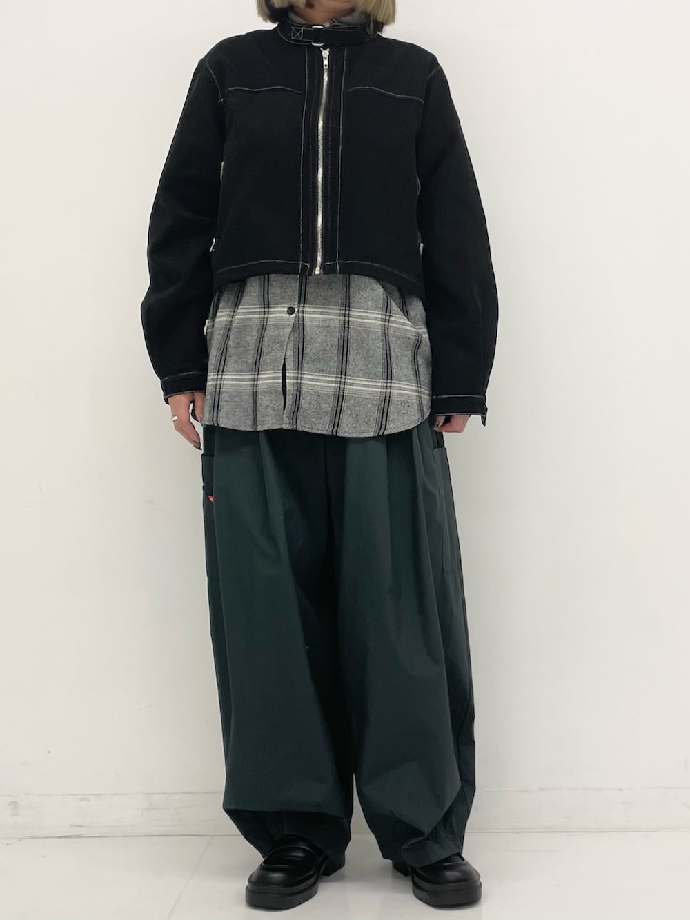 「かんたん！着回しコーデ術、今日のコーデ、パンツコーデ、ブラック、ラクチンコーデ、モノトーンコーデ、大人カジュアル、大人コーデ、レイヤードスタイル、カジュアルコーデ、ANAP」｜「ANAPのデニムミニスカートセットアップ（セットアップ、ブラック系）」を使った、Airiさん（レディース・163cm）の冬コーディネートの2枚目の写真