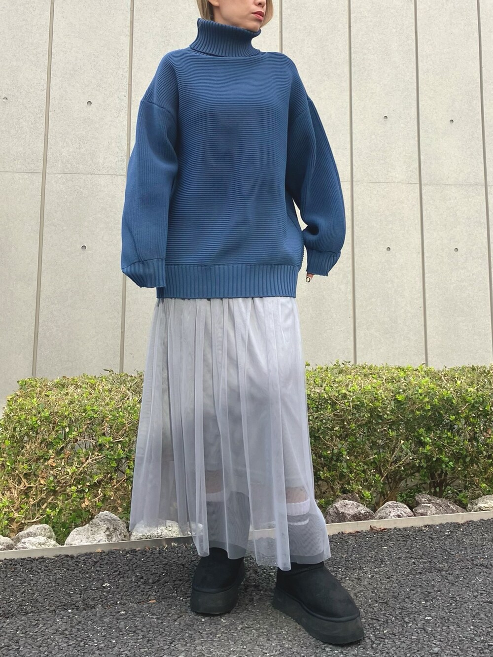 「お出かけコーデ、きれいめカジュアル、タートルネック、冬コーデ、ブーツ、休日スタイル、ニット、チュールスカート、ロングスカート、スカートスタイル、大人カジュアル、大人コーデ、ANAP、ムートンブーツ、大人可愛い」｜「ANAPの厚底ムートンブーツ（ブーツ、ブラック系）」を使った、Airiさん（レディース・163cm）の冬コーディネートの2枚目の写真