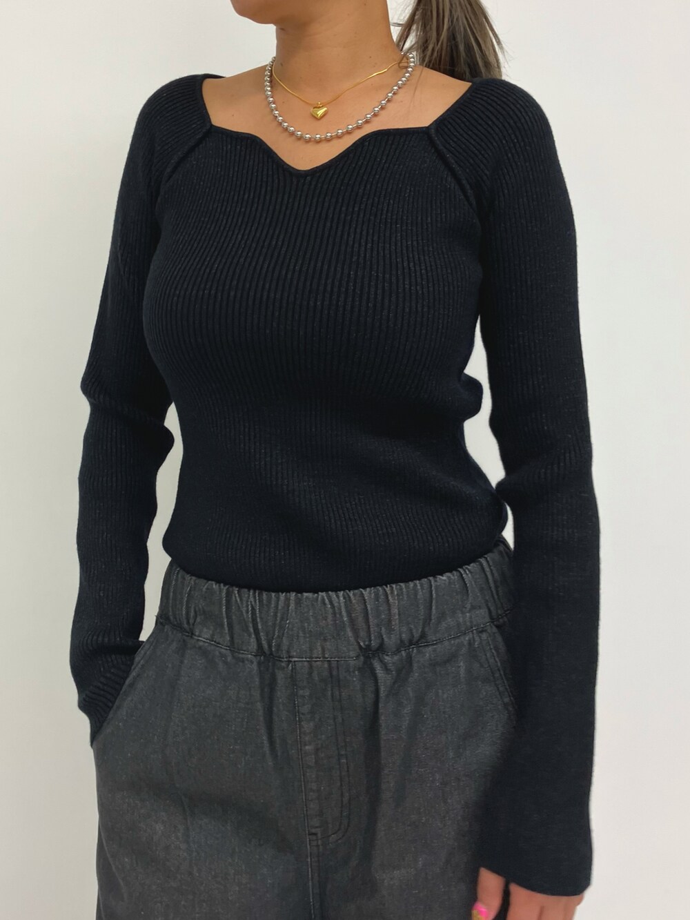 「シンプルコーデ、シンプルスタイル、キーネック、ネックレス、ムートン、スリッポン、大人カジュアル、出勤コーデ、パンツスタイル、ピンク、ANAP、秋のコーデ、カジュアルコーデ、きれいめカジュアル、ニット」｜「ANAPの厚底ムートンスリッポン（スリッポン、ピンク系）」を使った、Airiさん（レディース・163cm）の秋コーディネートの2枚目の写真