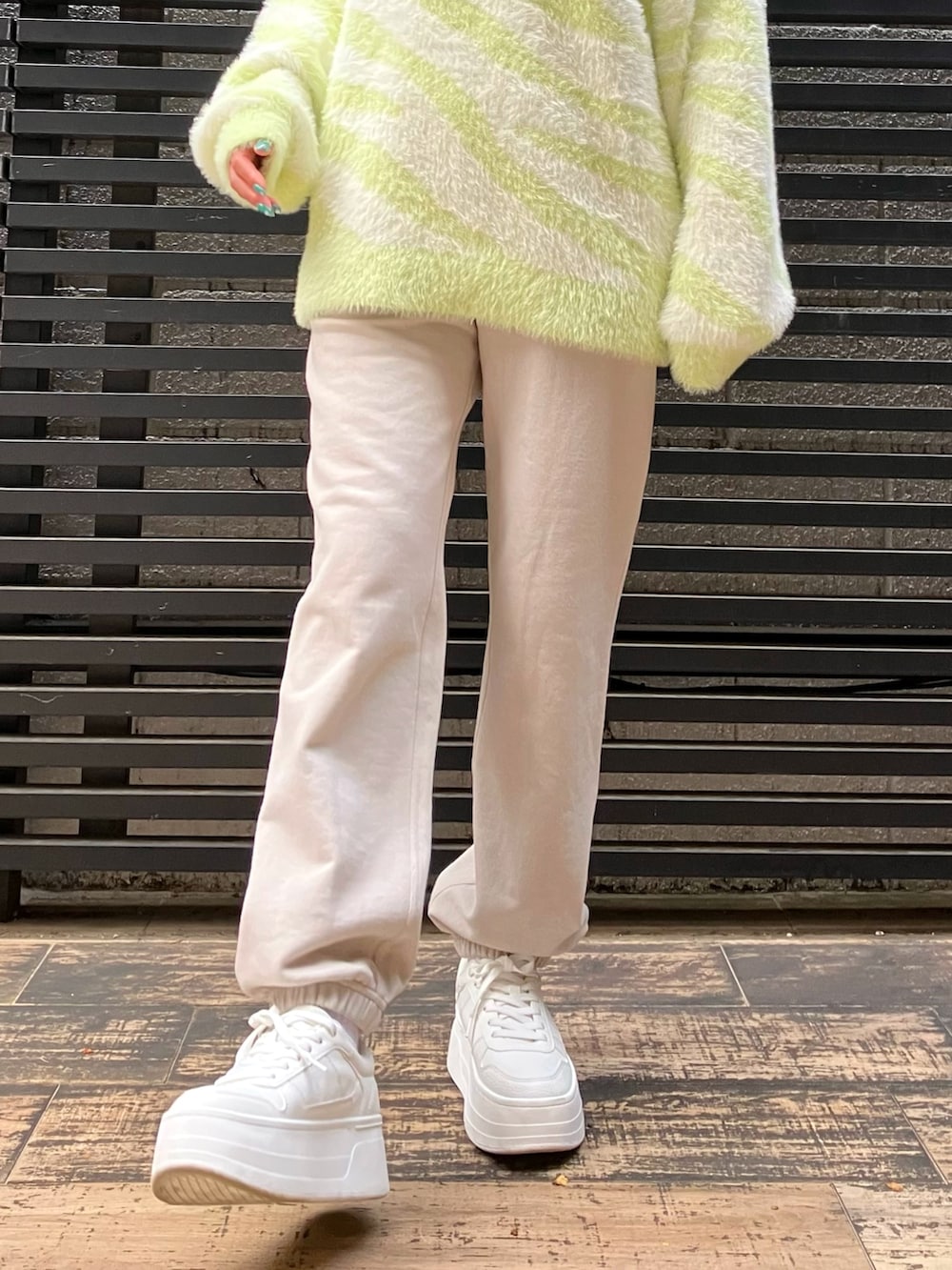 「ファッションを楽しもう、スウェット、スウェットパンツ、シャギーニット、ゼブラ柄、ストリート、スポーツミックス、ラフ、ストリートカジュアル、カジュアルコーデ、ANAP、リラックススタイル、休日スタイル、秋冬コーデ、キャップ」｜「ZARAのアイテム（スニーカー、ホワイト系）」を使った、Airiさん（レディース・163cm）の秋コーディネートの4枚目の写真