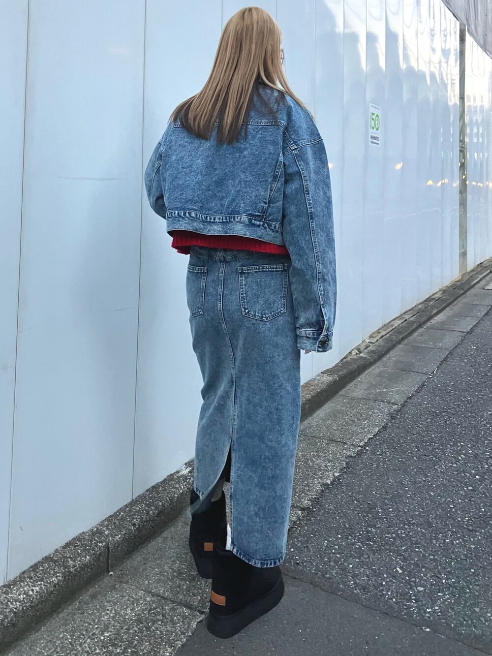 「大人カジュアル、カジュアルコーデ、クリスマスに着たい服、クリスマスコーデ、冬コーデ、休日スタイル、お出かけコーデ、赤、セットアップスタイル、デニムオンデニム、デニムスカート、デニムジャケット、ケーブルニット、ANAP、ムートンブーツ」｜「ANAPのバックスリットロングスカート【セットアップ対応】（デニムスカート、ブルー系）」を使った、Airiさん（レディース・163cm）の冬コーディネートの5枚目の写真