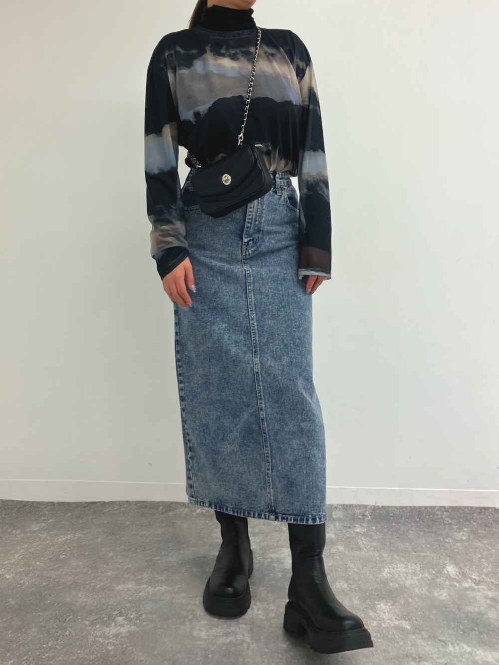 「レイヤードスタイル、ブーツ、クリスマスに着たい服、ロングコート、冬アウター、コート、デニム、ピンク、デニムスカート、ANAP、ロングブーツ、着回しコーデ、大人カジュアル、きれい目カジュアル、シアートップス」｜「ANAPのサイドゴアロングブーツ（ブーツ、ブラック系）」を使った、Airiさん（レディース・163cm）の冬コーディネートの4枚目の写真