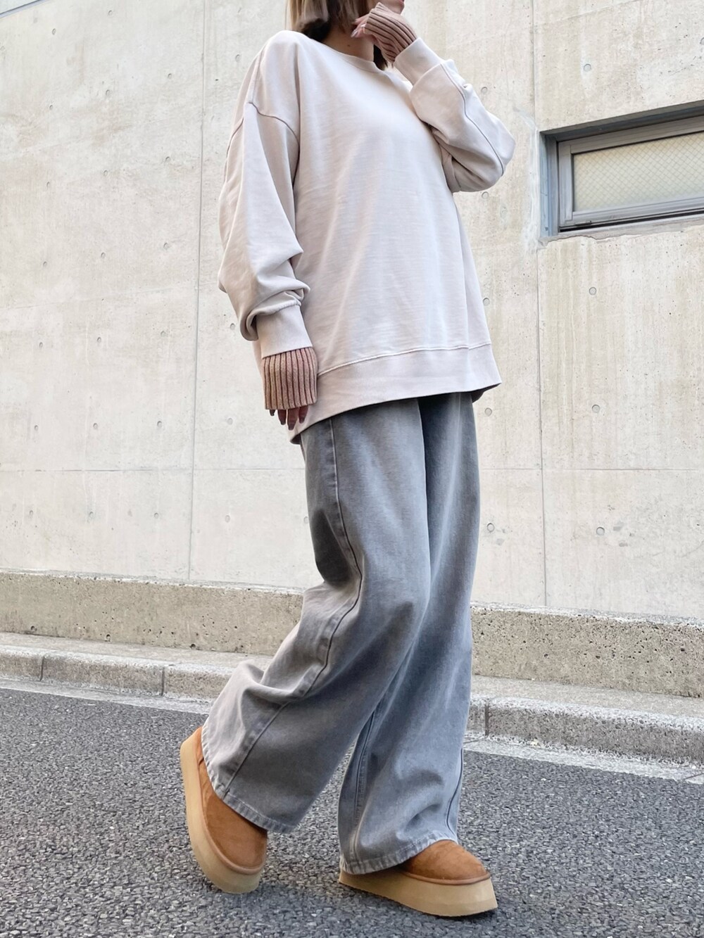 「冬コーデ、レイヤードスタイル、おでかけコーデ、カジュアルコーデ、デニムコーデ、淡色コーデ、ベージュコーデ、ファーコート、アウター、あったかコーデ、着回しコーデ、大人カジュアル、ANAP」｜「ANAPのウォッシュ加工ニットトップス（ニット/セーター、ブラウン系）」を使った、Airiさん（レディース・163cm）の冬コーディネートの4枚目の写真