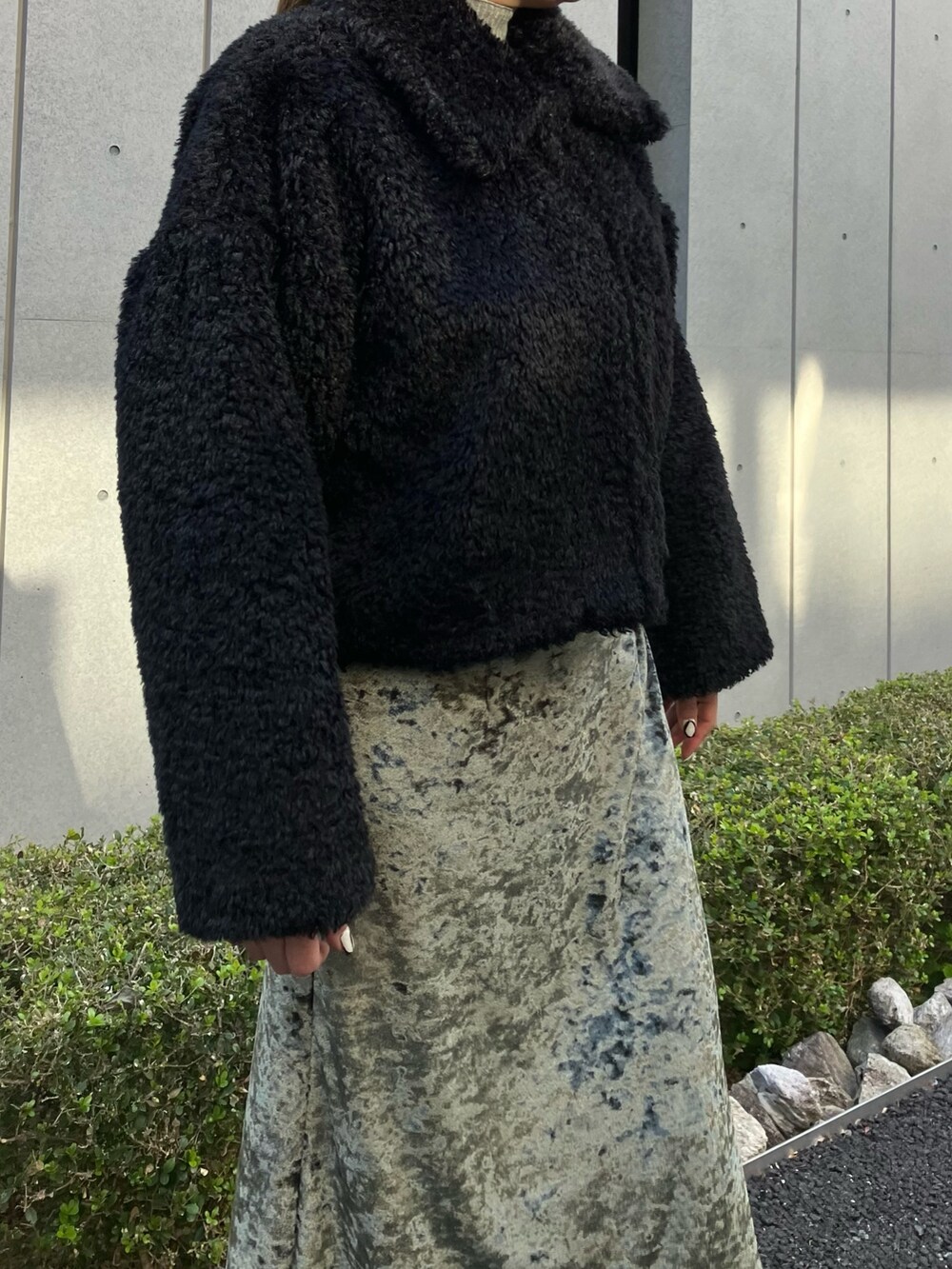 「お出かけコーデ、きれいめカジュアル、ロングスカート、ブーツ、冬コーデ、おでかけコーデ、冬のコーデ、キレイめカジュアル、冬ファッション、ANAP、フェイクファー、ジャケット、ベロアスカート、ベロア、大人カジュアル」｜「ANAPのフェイクファー衿付きジャケット（ブルゾン、ブラック系）」を使った、Airiさん（レディース・163cm）の冬コーディネートの3枚目の写真