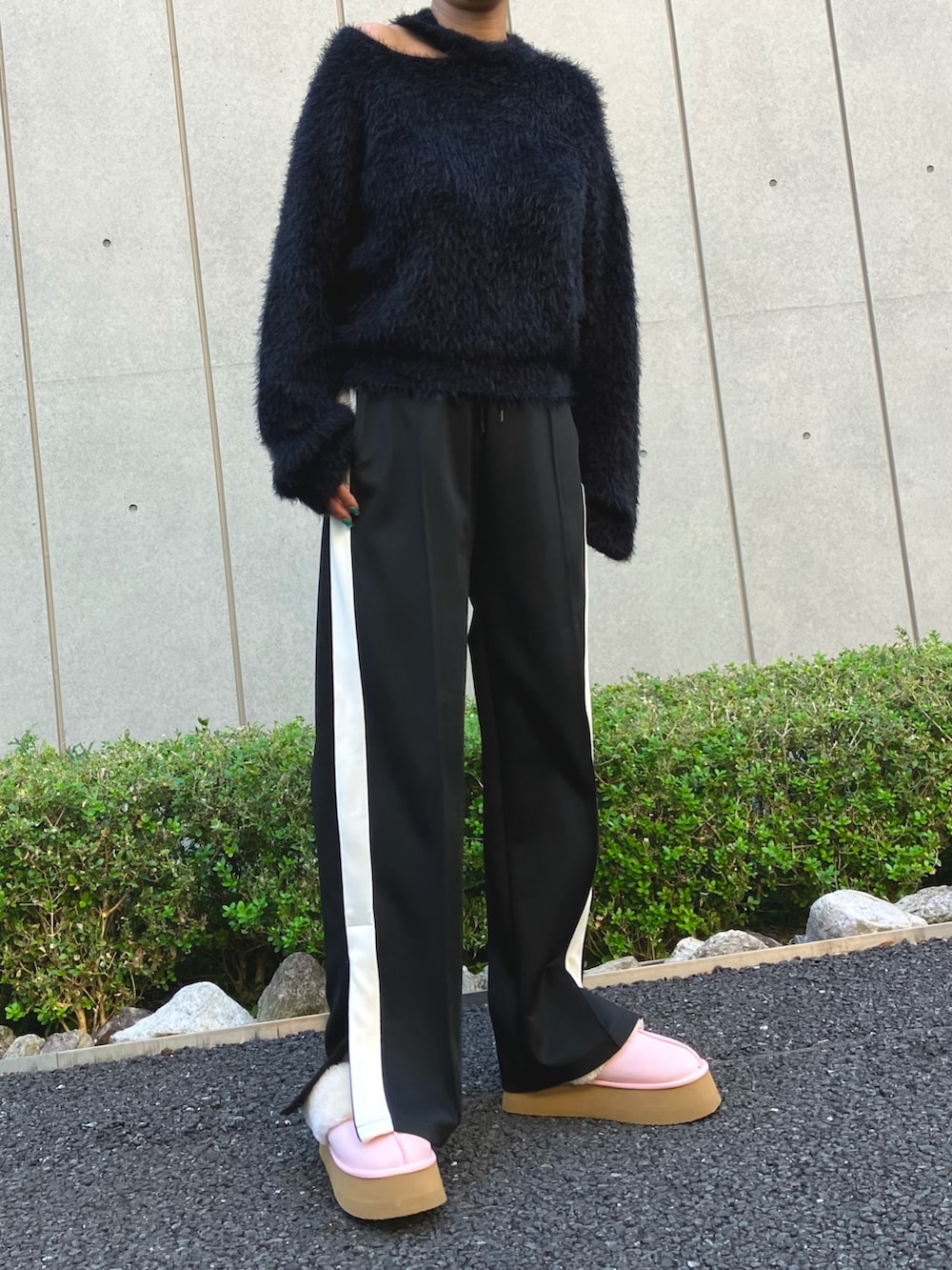 「シャギーニット、ファッションを楽しもう、ニット、冬コーデ、トラックパンツ、ラインパンツ、ムートンブーツ、スリッポン、ANAP、大人カジュアル、ストリートカジュアル、秋冬コーデ、パンツスタイル、ラフ、ラフコーデ」｜「ANAPのフェザーヤーンカットアウトニットトップス（ニット/セーター、ブラック系）」を使った、Airiさん（レディース・163cm）の秋コーディネートの2枚目の写真