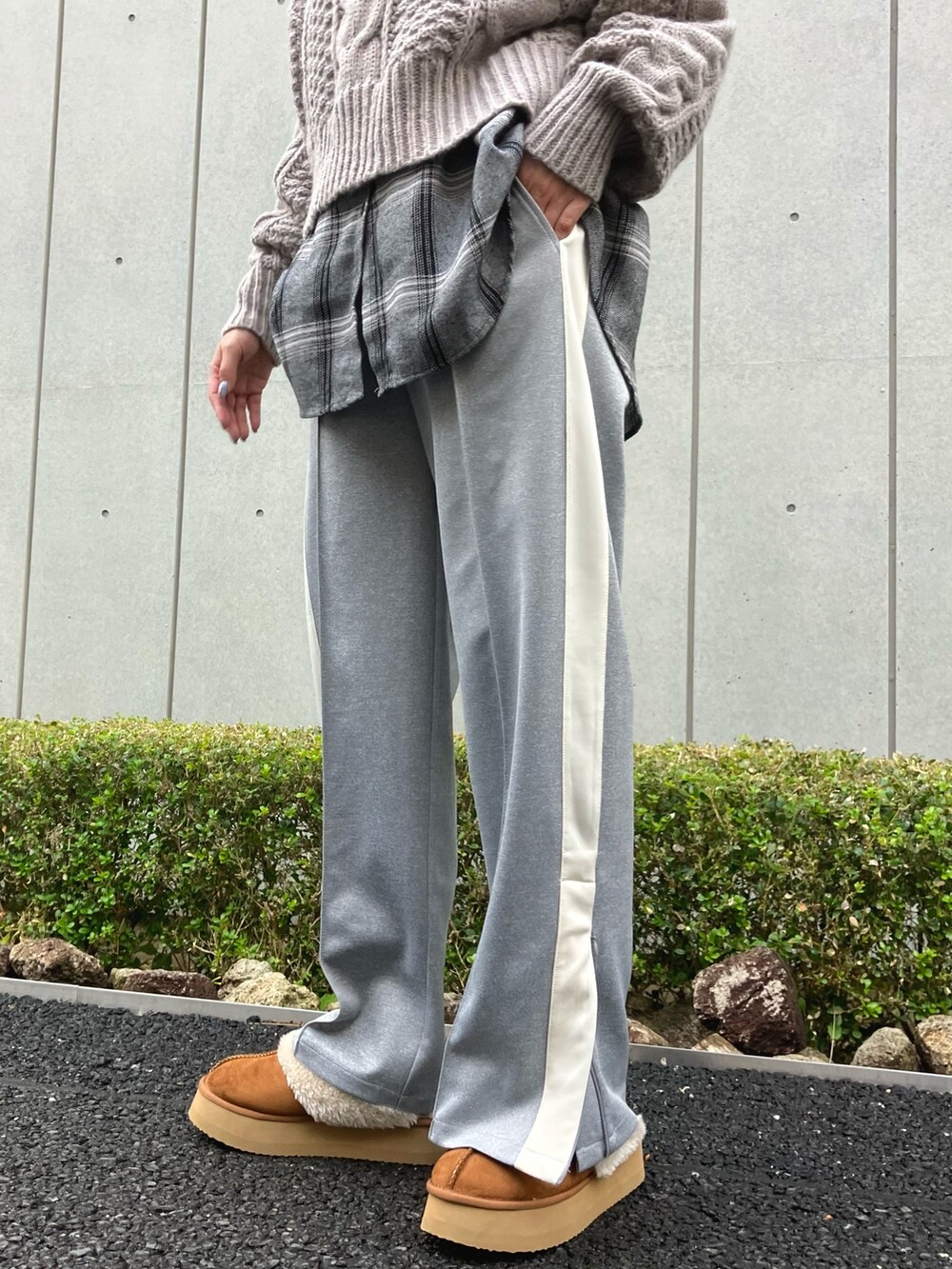 「レイヤードスタイル、ニット、冬コーデ、大人カジュアル、カジュアルコーデ、大人コーデ、ケーブルニット、チェック、チェックシャツ、トラックパンツ、スリッポン、ムートンブーツ、ANAP、オトナカジュアル、ワントーン」｜「ANAPの厚底ムートンスリッポン（スリッポン、ベージュ系）」を使った、Airiさん（レディース・163cm）の冬コーディネートの5枚目の写真