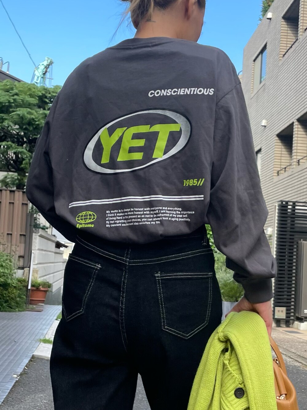 「秋服まるっと大公開、秋服、秋コーデ、ロンT、カーディガン、デニムパンツ、デニム、秋先取りコーデ、オーバーサイズ、ANAP、ライムグリーン、ハンドバッグ、大人カジュアル、カジュアルコーデ、デニムっていいよね」｜「ANAPの4パターングラフィックロングスリーブTシャツ（Tシャツ/カットソー、ブラック系）」を使った、Airiさん（レディース・163cm）の秋コーディネートの2枚目の写真