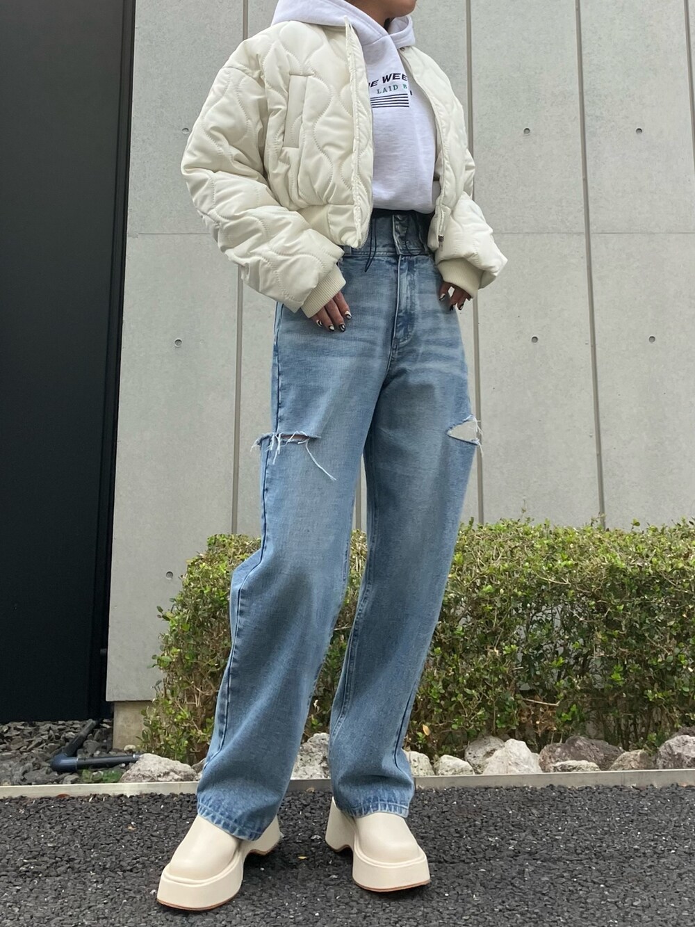 「デニム、冬コーデ、キルティング、パーカー、クロップドトップス、お出かけコーデ、オトナカジュアル、大人カジュアル、大人コーデ、カジュアルコーデ、ANAP、ブルゾン、ハイウエストパンツ、パンツスタイル、着回しコーデ」｜「ANAPのクロップド丈ドロスト裏起毛スウェットパーカー【親子お揃（パーカー、グレー系）」を使った、Airiさん（レディース・163cm）の冬コーディネートの2枚目の写真