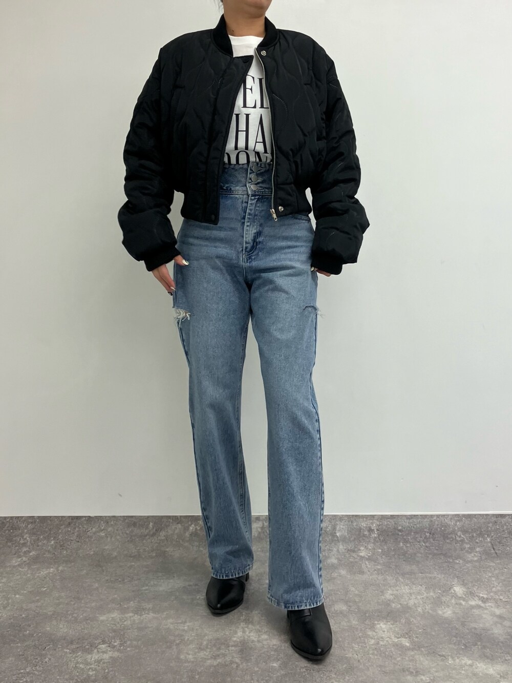 「デニム、デニムパンツ、キルティング、ショートジャケット、ブルゾン、ロンT、新作、ハイウエスト、ハイウエストデニム、カジュアルコーデ、大人カジュアル、シンプルコーデ、ANAP、ブーツ、オトナ女子」｜「ANAPのサイドゴアショートブーツ（ブーツ、ブラック系）」を使った、Airiさん（レディース・163cm）の冬コーディネートの2枚目の写真