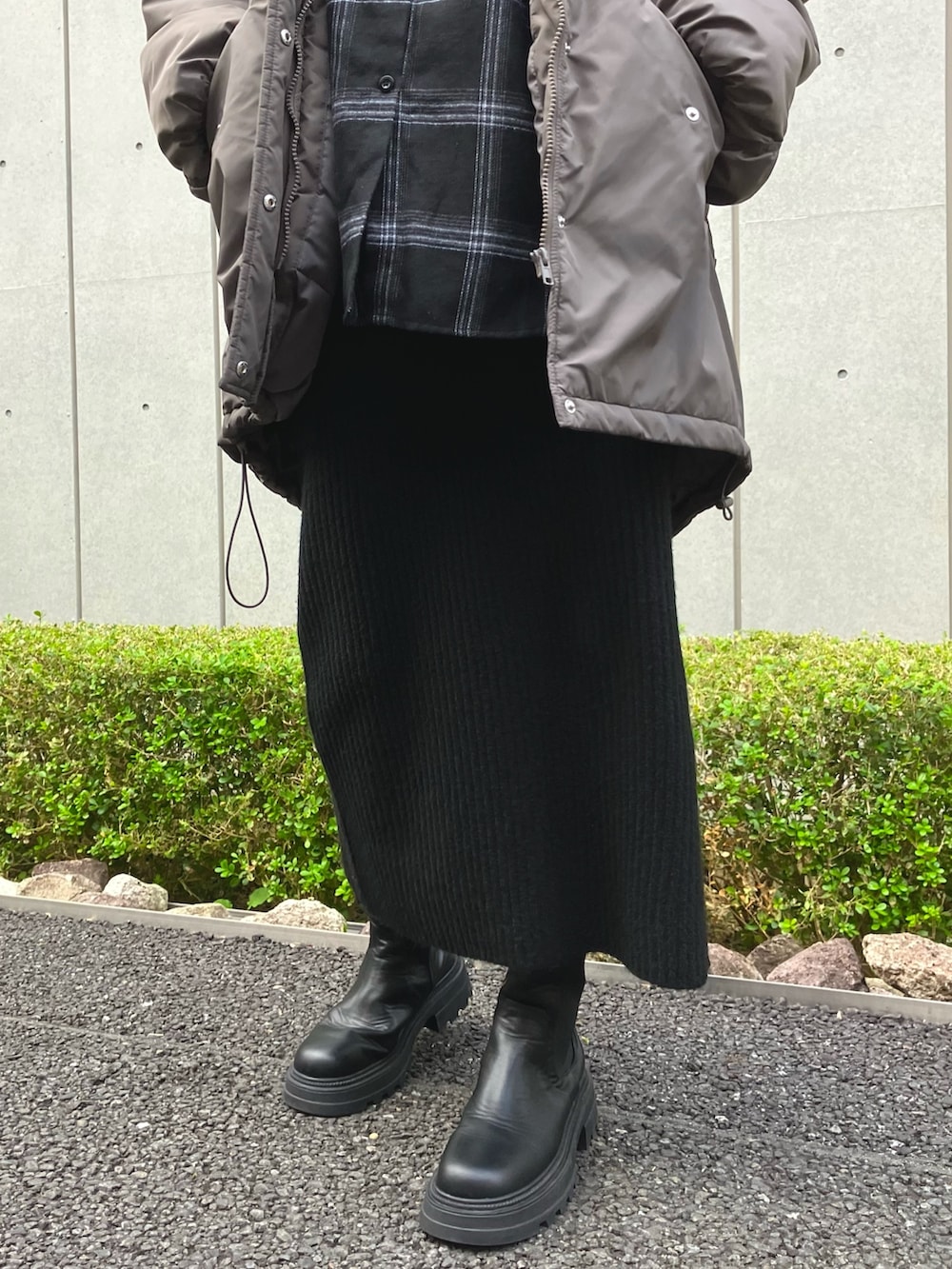 「ファッションを楽しもう、コート、冬コーデ、ブーツ、レイヤードスタイル、タートルネック、冬アウター、ニットスカート、チェックシャツ、ワントーンコーデ、ロングブーツ、モンスターコート、ANAP、大人カジュアル、カジュアルコーデ」｜「ANAPの2WAYエコクラウド中綿モンスターコート（ダウンジャケット/コート、ブラック系）」を使った、Airiさん（レディース・163cm）の秋コーディネートの6枚目の写真