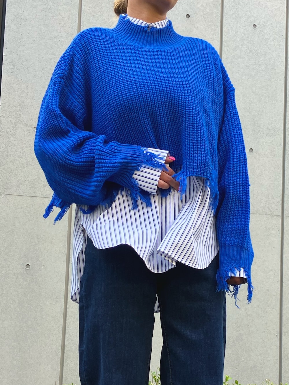 「オトナカジュアル、きれいめカジュアル、カジュアルコーデ、秋服準備はじめました、パンツスタイル、デニムパンツ、デニム、レイヤードスタイル、シャツ、ニット、クロップドトップス、ANAP、ブルー、大人かわいい、秋コーデ」｜「ANAPの厚底ムートンスリッポン（スリッポン、グレー系）」を使った、Airiさん（レディース・163cm）の秋コーディネートの4枚目の写真