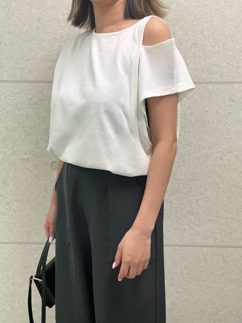 「シンプル、白Tシャツ、きれいめカジュアル、夏コーデ、休日スタイル、オトナカジュアル、お出かけコーデ、オトナ女子、モノトーンコーデ、サンダル、大人かわいい、キレイめ、ANAP、Settimissimo」｜「ANAPのウエストゴム スラックスパンツ（スラックス、ブラック系）」を使った、Airiさん（レディース・163cm）の夏コーディネートの3枚目の写真