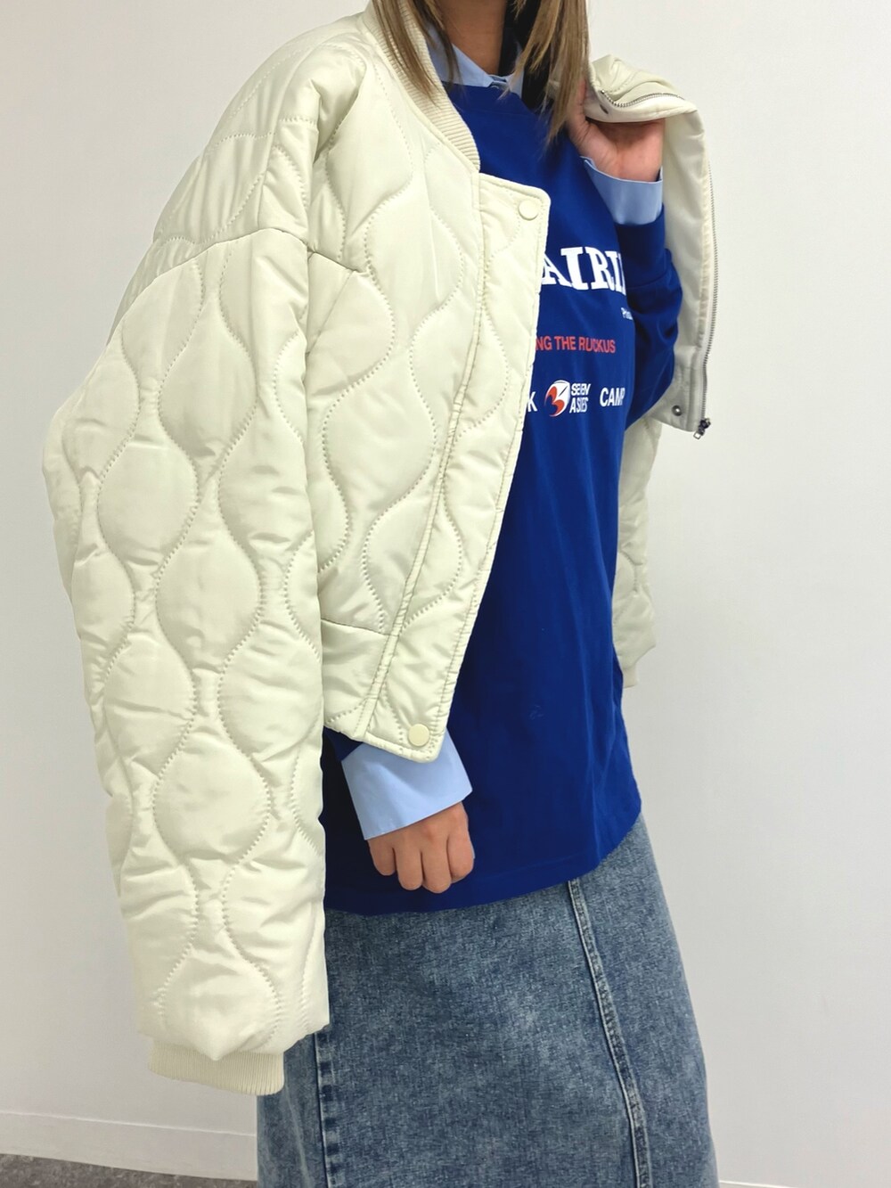「おしゃ見えテクニック、冬アウター、お出かけコーデ、大人カジュアル、通勤コーデ、アウター、ブルゾン、ロンT、レイヤードスタイル、デニムスカート、ANAP、大人コーデ、カジュアルコーデ、タイトスカート、秋冬コーデ」｜「ANAPのキルティングクロップドジャケット（ブルゾン、ホワイト系）」を使った、Airiさん（レディース・163cm）の冬コーディネートの3枚目の写真