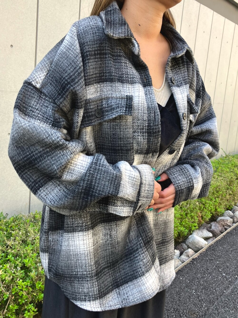 「キャミワンピ、ベロアワンピース、キーネック、リブニット、レイヤードスタイル、ファッションを楽しもう、着回しコーデ、チェックシャツ、ショートブーツ、きれいめカジュアル、大人カジュアル、シャツスタイル、ANAP、秋コーデ、ブーツ」｜「ANAPのキーネックリブニットトップス（ニット/セーター、ベージュ系）」を使った、Airiさん（レディース・163cm）の秋コーディネートの4枚目の写真