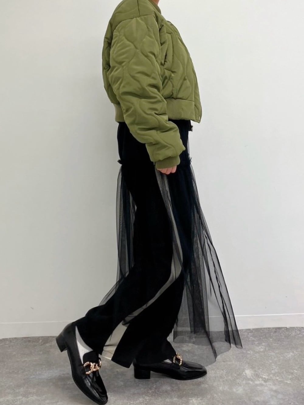 「きれいめカジュアル、冬コーデ、ストリートカジュアル、レイヤードスタイル、ローファー、クリスマスに着たい服、冬アウター、休日スタイル、オトナ女子、ANAP、ブルゾン、チュールスカート、ラインパンツ、キーネック、リブニット」｜「ANAPのキーネックリブニットトップス（ニット/セーター、ベージュ系）」を使った、Airiさん（レディース・163cm）の冬コーディネートの2枚目の写真